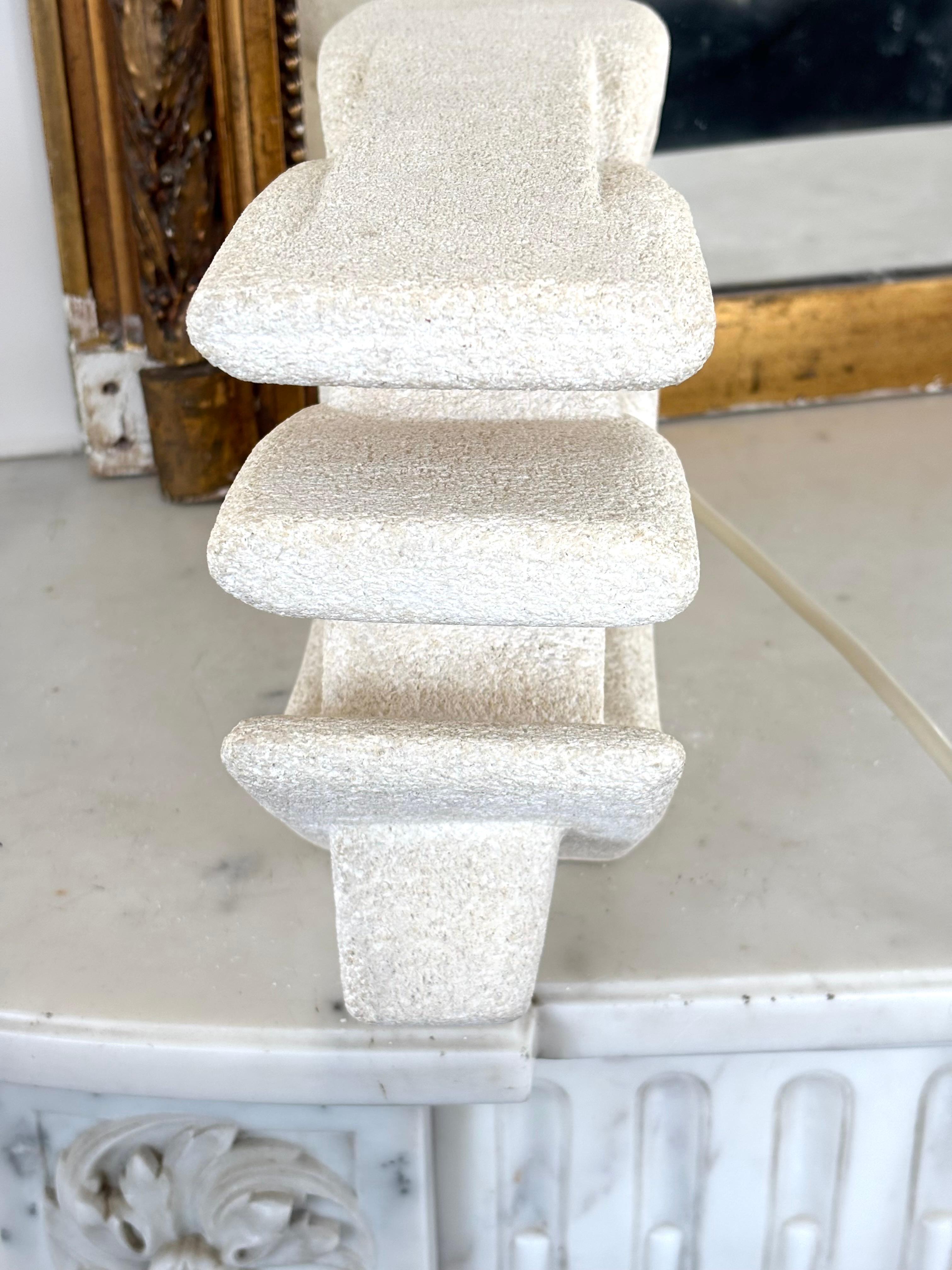 Table lamp in lime stone by Albert Tormos 1970 im Zustand „Gut“ im Angebot in PARIS, FR