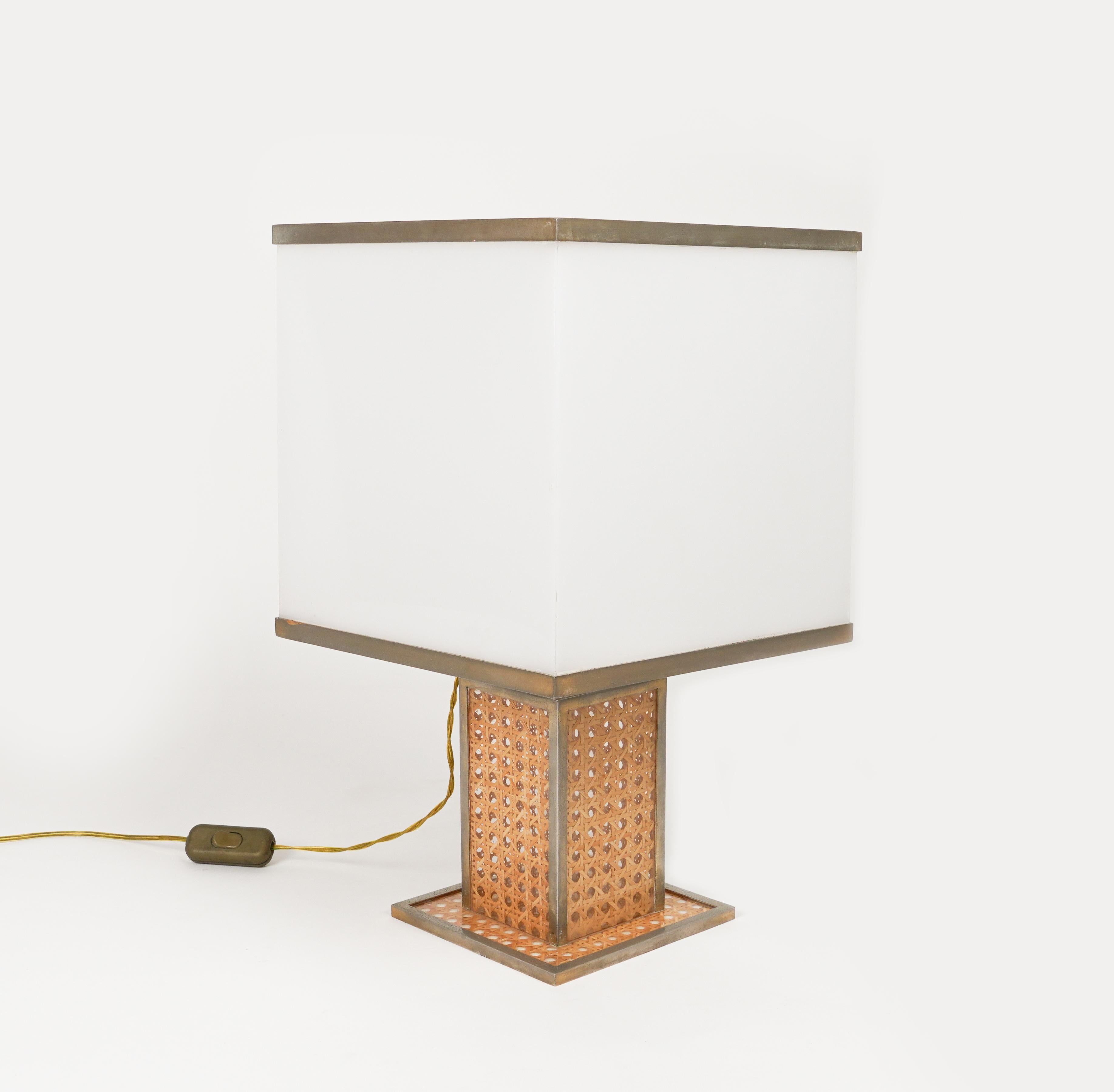 Midcentury amazing table lamp in lucite, rattan and silvered brass whit acrylic Lampshade and silvered brass in the style of Christian Dior.

Made in Italy in the 1970s.

A beautiful lamp that is perfectly working but most of all, it provides an