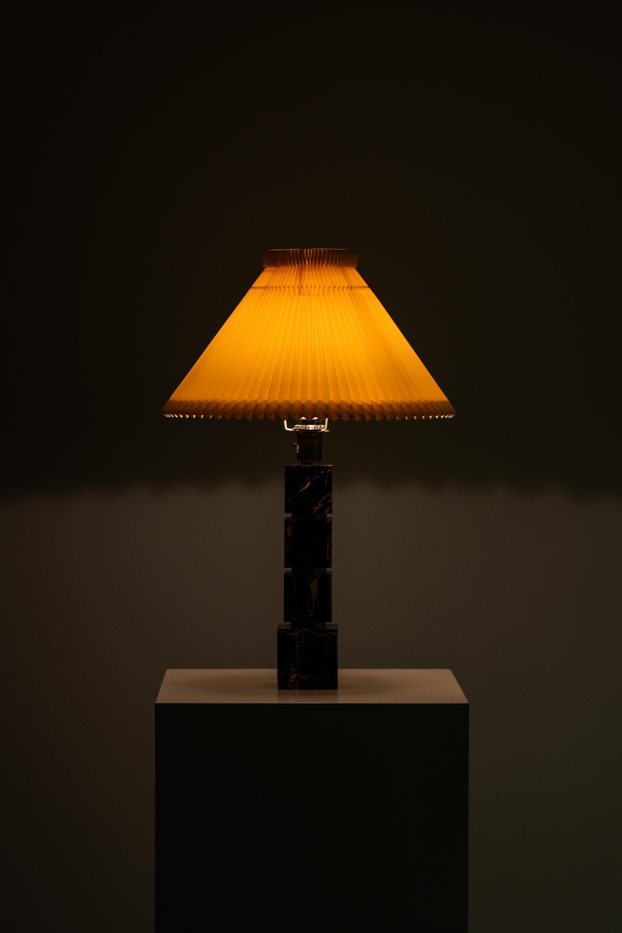 Mid-20th Century Table Lamp in Marble and Brass Produced by AB Stilarmatur in Sweden For Sale