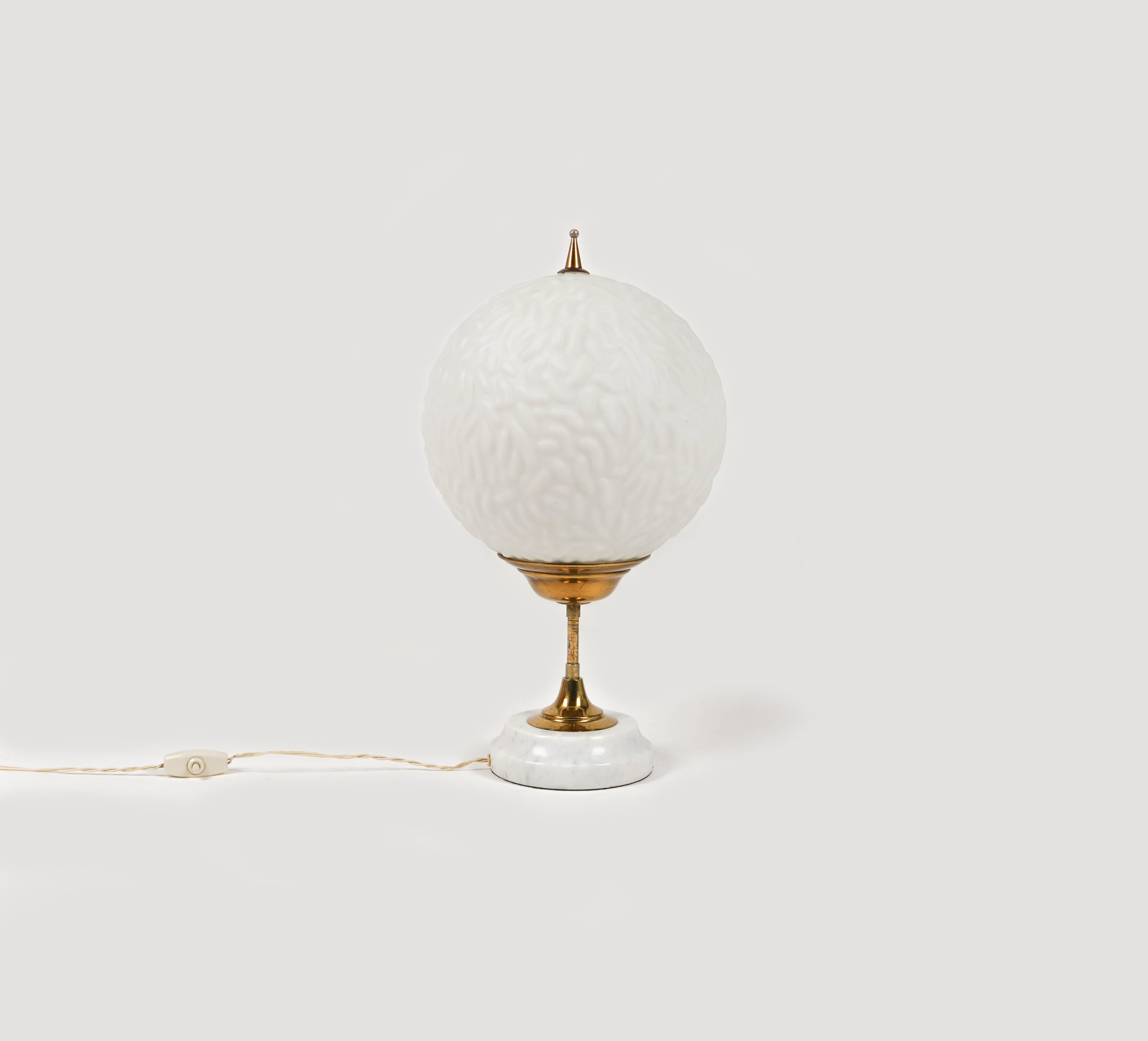 Mid-century amazing round table lamp in marble, brass and opaline glass in the style of Stilnovo.

Made in Italy in the 1960s.

It uses 1 bulbs. 