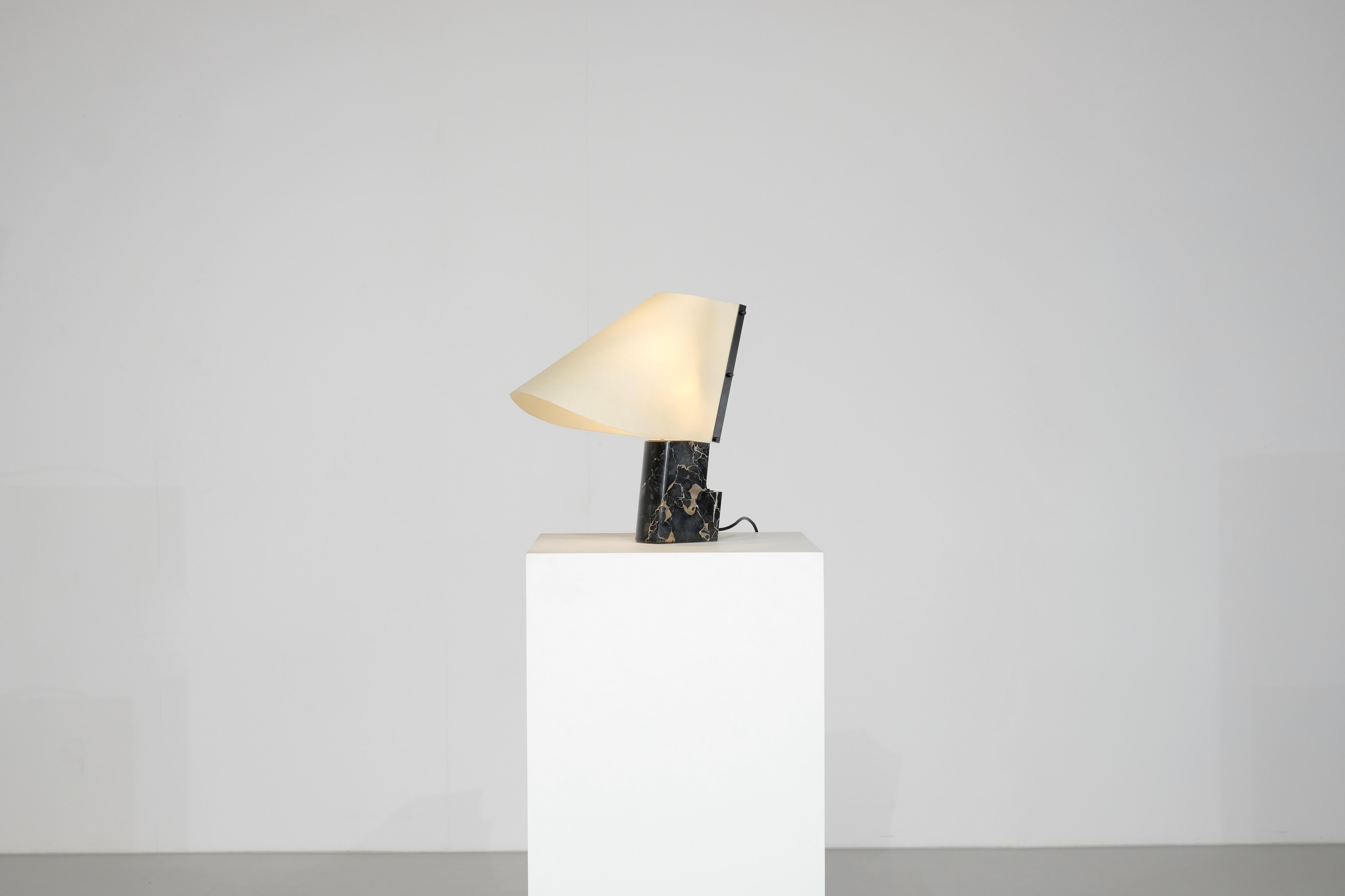 Lampada da tavolo con base in marmo nero prodotta per Stilnovo, Italia anni '70.

Nuovo paralume.

 

Produttore - Stilnovo.

Periodo di produzione: anni '70.

Misure -  Larghezza 24 cm x profondità 40 cm x altezza 44 cm.

Materiali - Marmo,