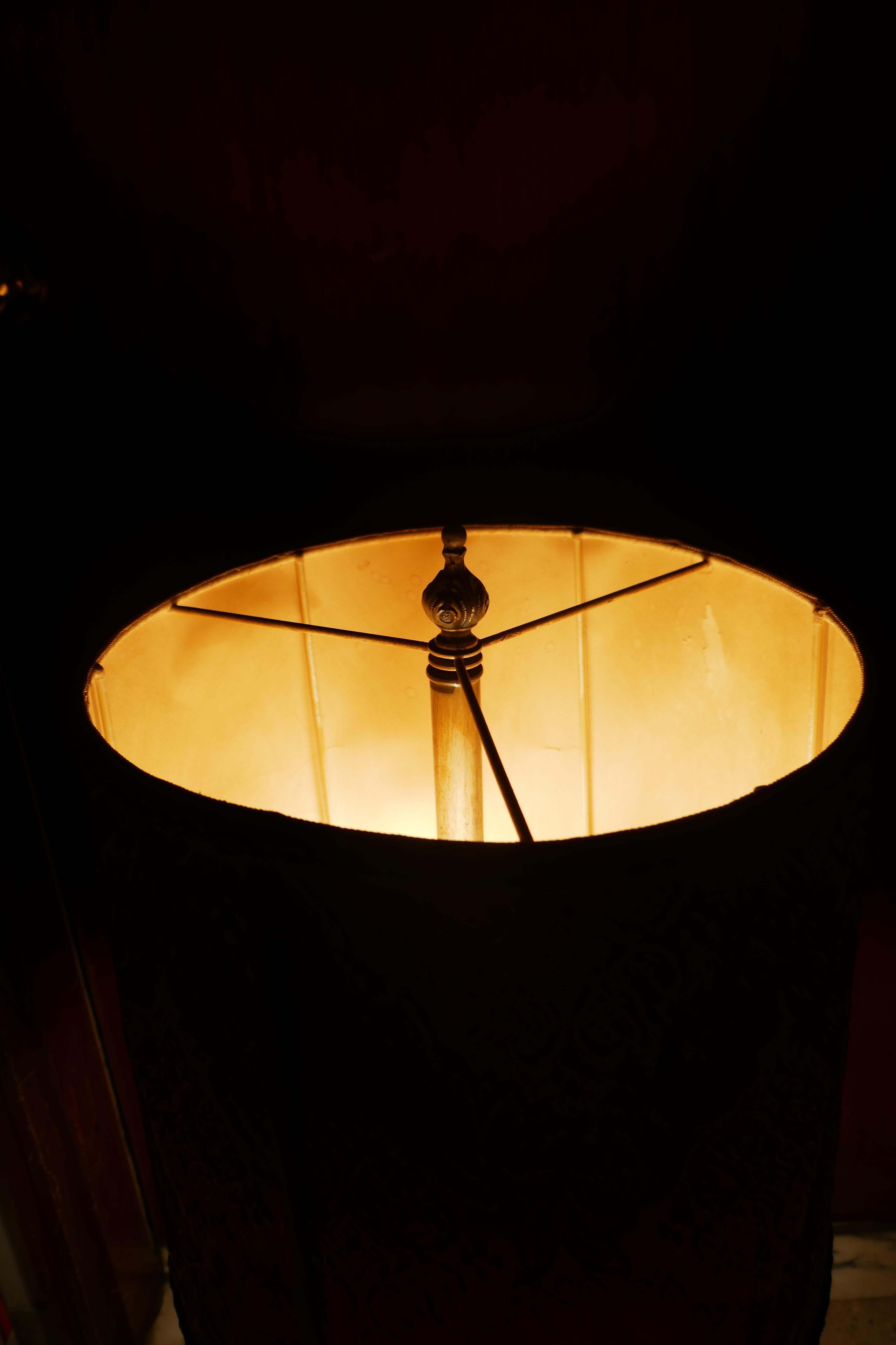 Lampe à poser en métal et diffuseur en damas en vente 7