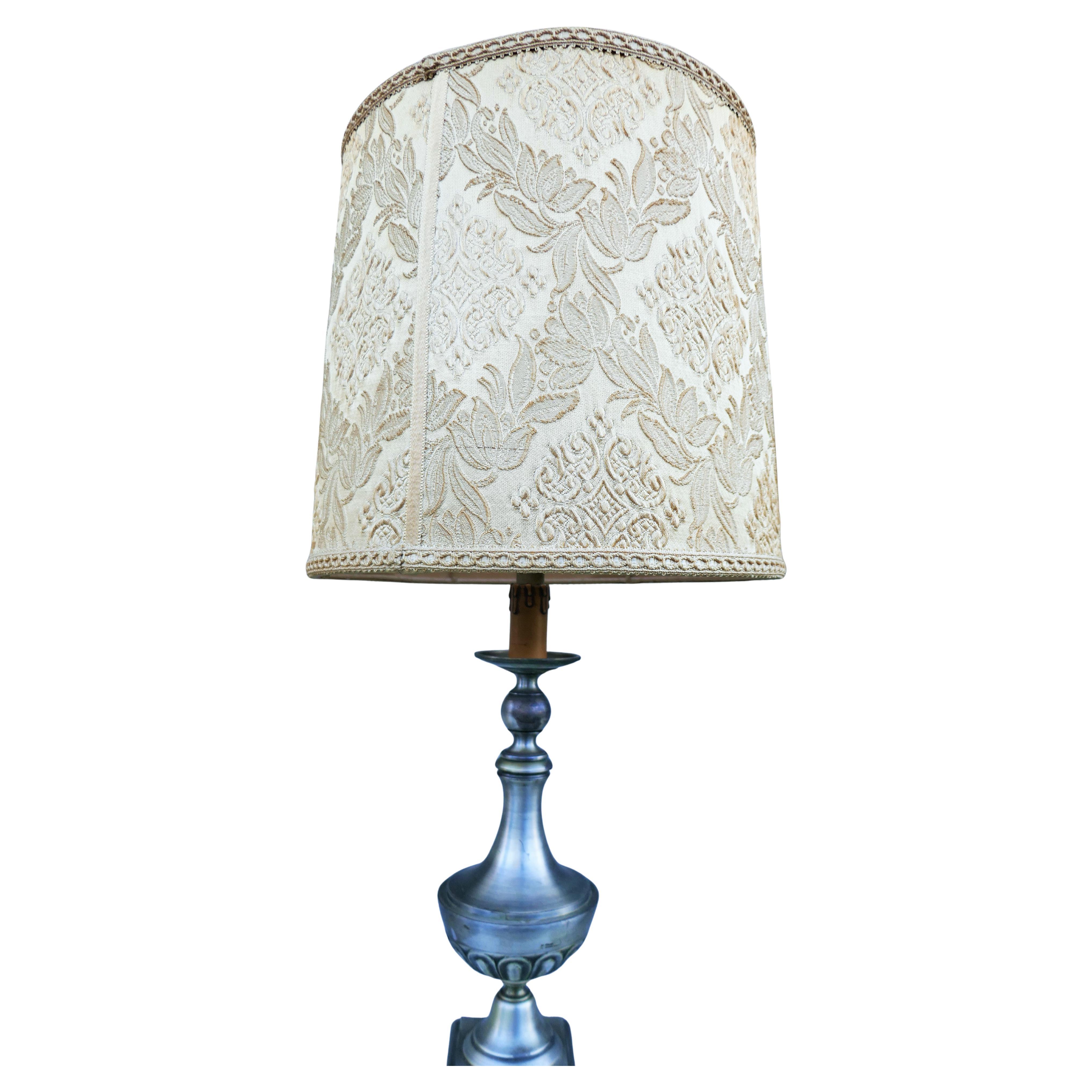 Lampe de table en métal et diffuseur en damas.
Le diffuseur n'est pas parfaitement rond.
Défaut à l'intérieur du diffuseur comme le montre la photo.
Bon état général.
Merci de votre attention