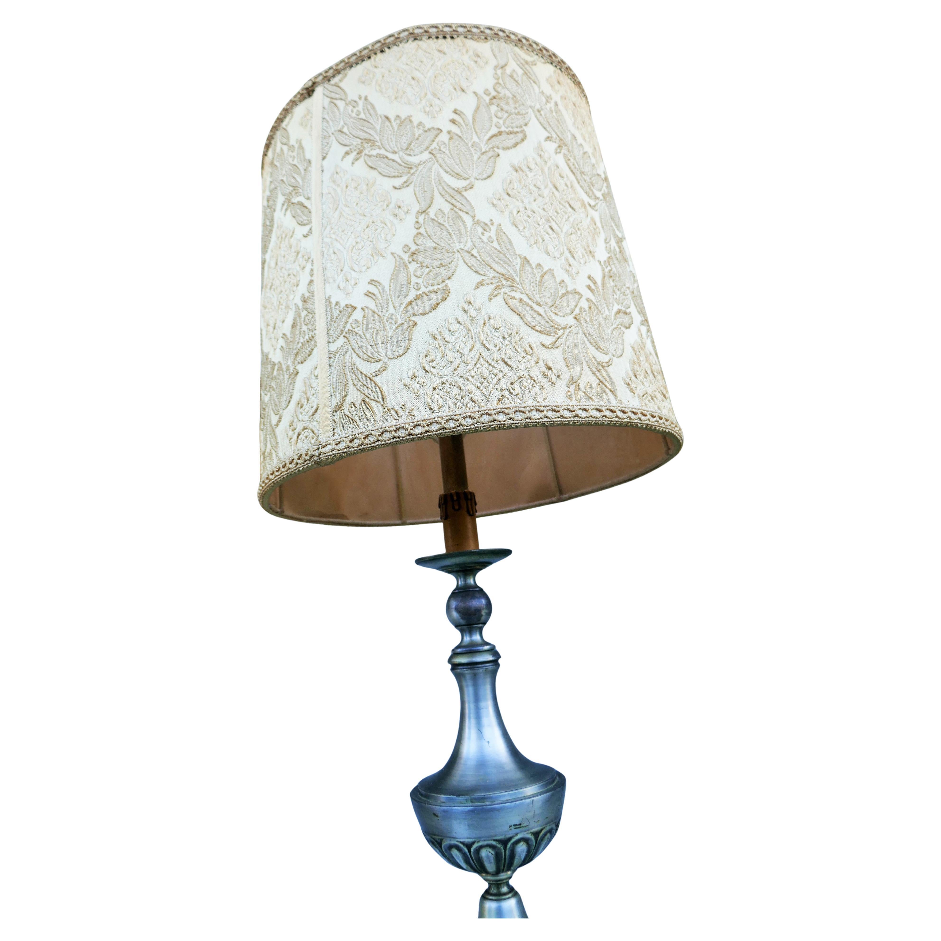 Regency Lampe à poser en métal et diffuseur en damas en vente
