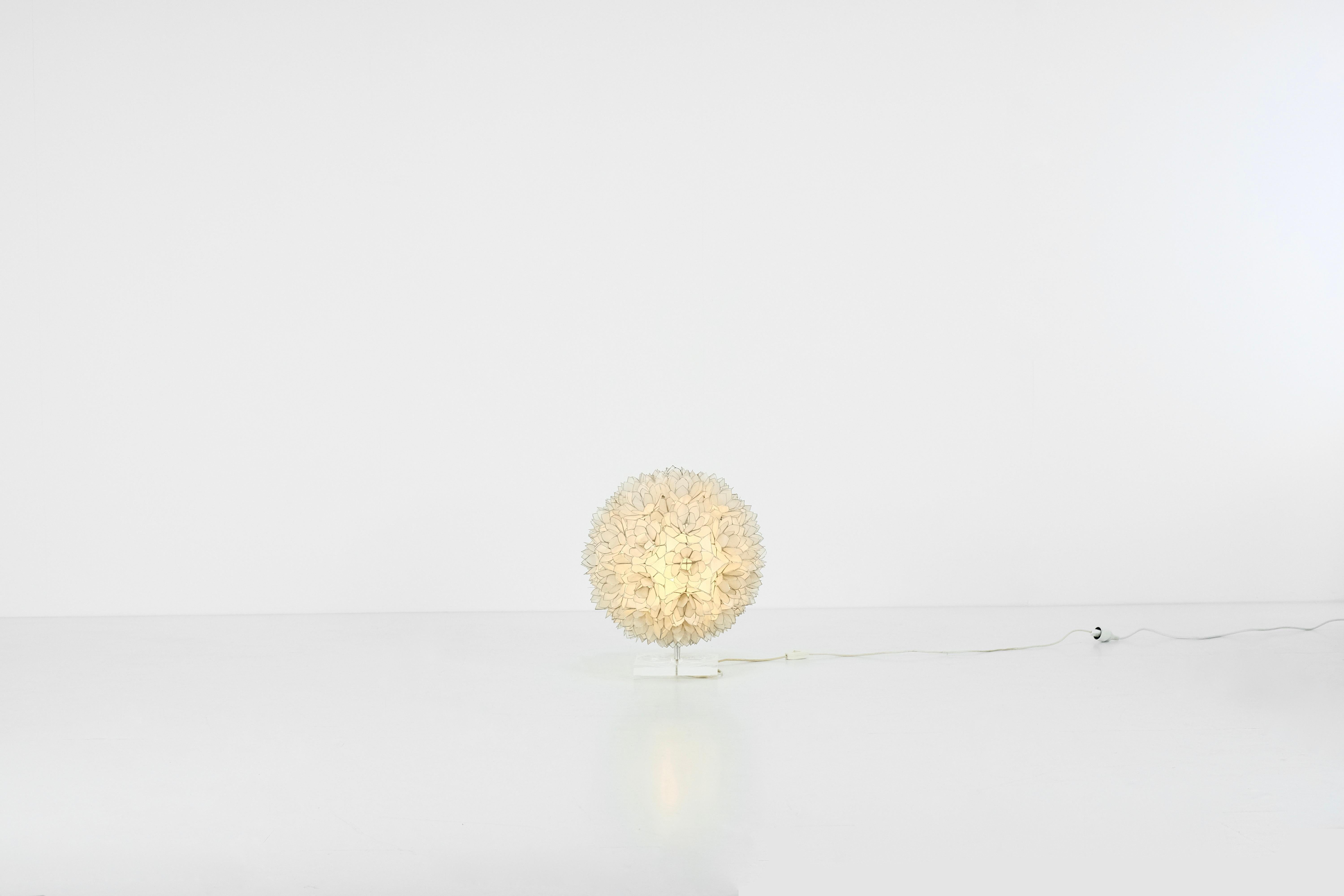 Fantástica lámpara Flowerball grande con pantalla de nácar (Capiz Shell) que difunde la luz sobre una base de plexiglás .

Queda precioso cuando se enciende y añade un ambiente cálido al interior. 
Producido por Rausch en Alemania hacia 1960.

No
