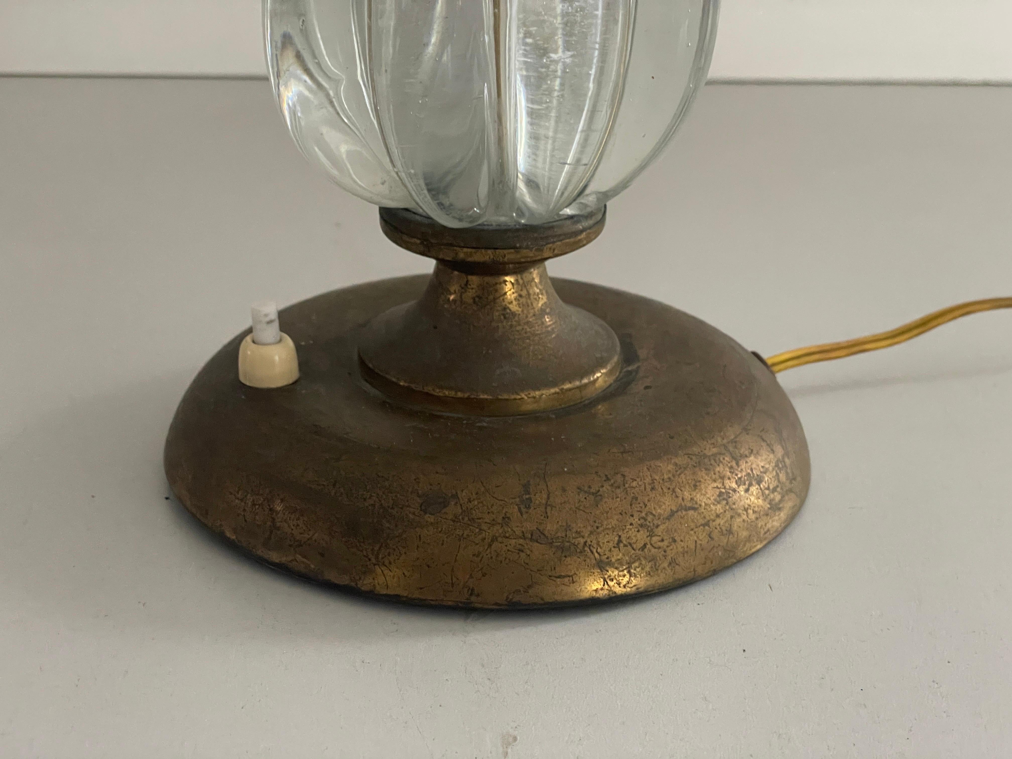 Lámpara de sobremesa de cristal artístico de Murano y latón de Barovier & Toso, años 40, Italia mediados del siglo XX en venta