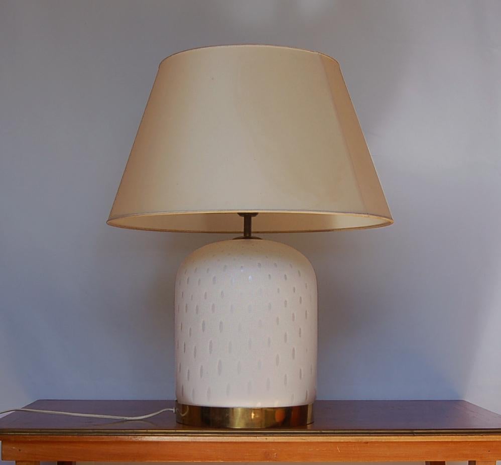 Elegant abat-jour table lamp in satin murano glass “a bolle” with brass details. The conical lampshade diffuses a beautiful indirect light that valorize the room. 
Label inside the lamp. 

Dimensions: 
Height with shade 64 cm 
Shade max