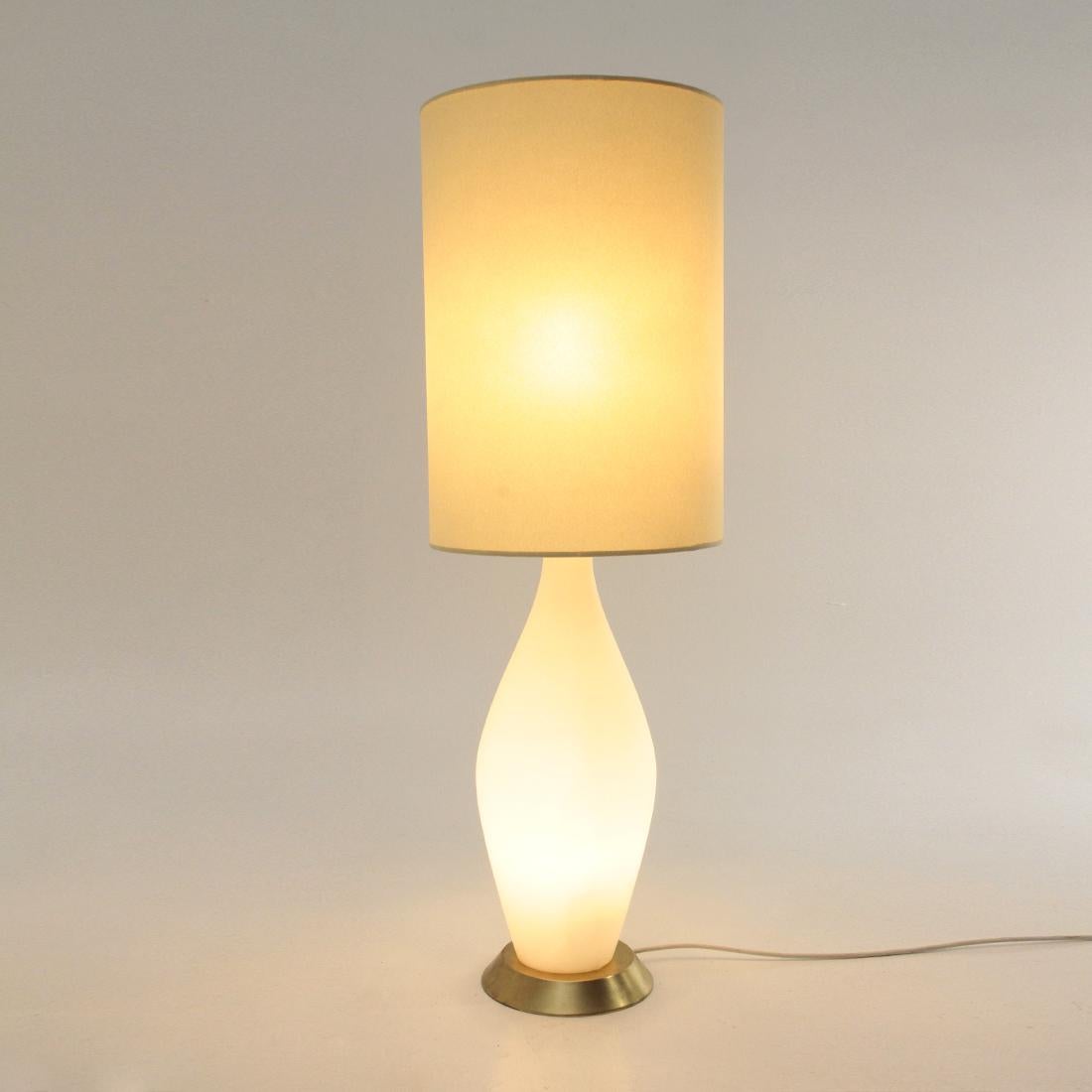 Italian-made table lamp produced in the 1950s.
Brass base.
White opaline glass body.
Stem in brass and white painted brass.
Diffuser in parchment.
Good general condition, polished brass.
New diffuser made to measure.

Dimensions: Diameter