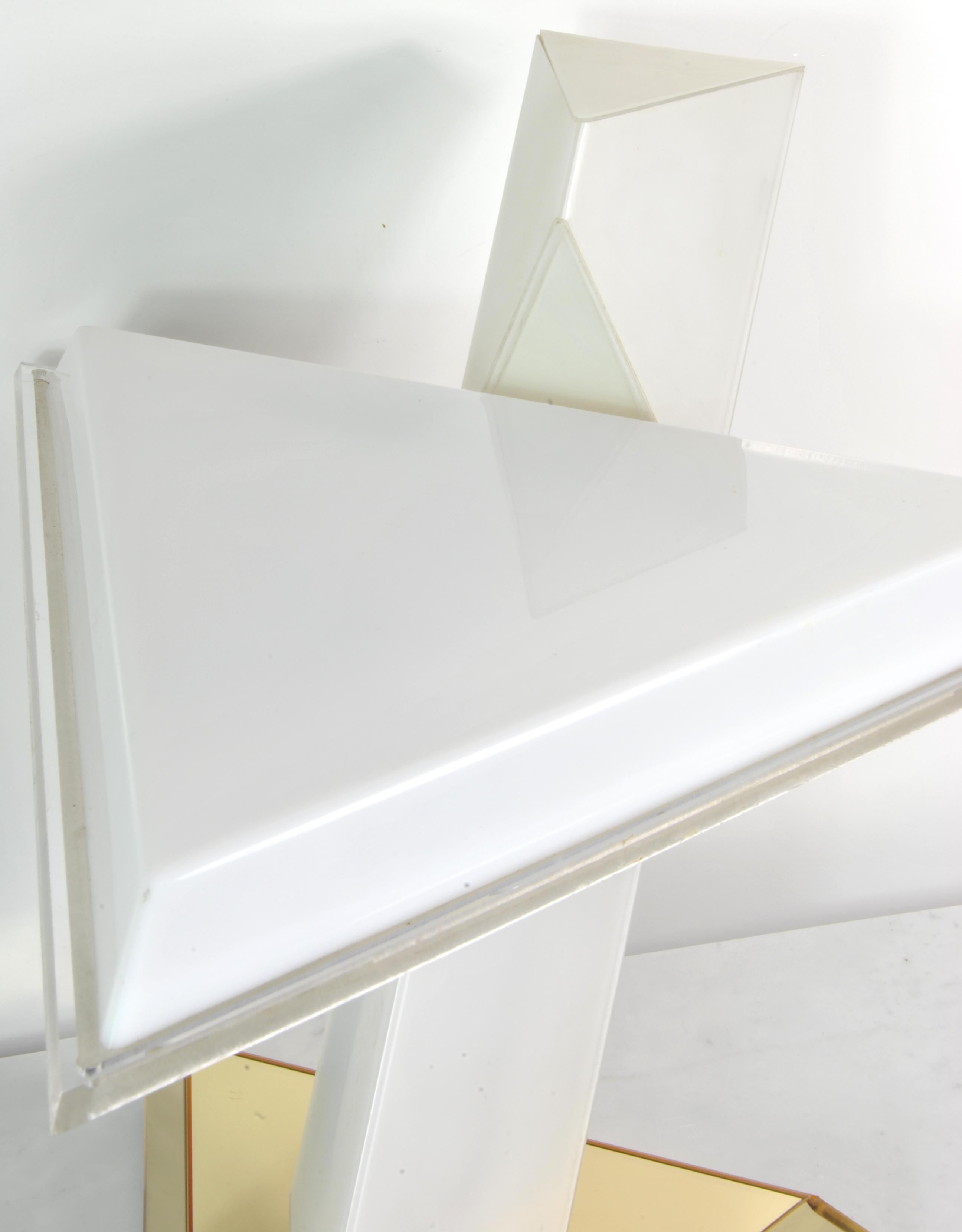 Mid-Century moderno Lampada da tavolo in plexiglas opalino e specchio in bronzo Disegnata da Nina Ricci Italia 1970 in vendita