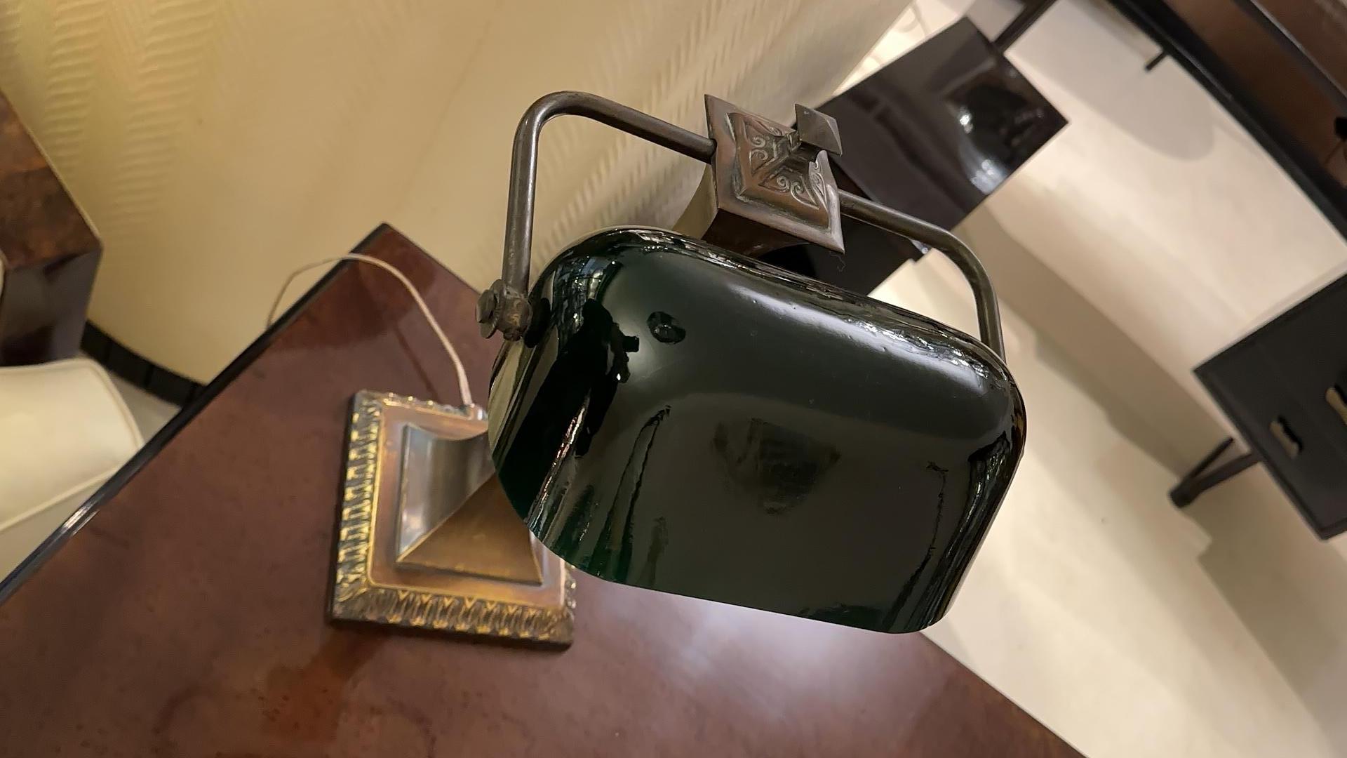 Para cuidar su propiedad y la vida de nuestros clientes, se ha realizado el nuevo cableado.
Estamos especializados en la venta de Art Decó y Art Nouveau y estilos Vintage desde 1982. Si tiene alguna pregunta, estamos a su disposición.
Pulsando el