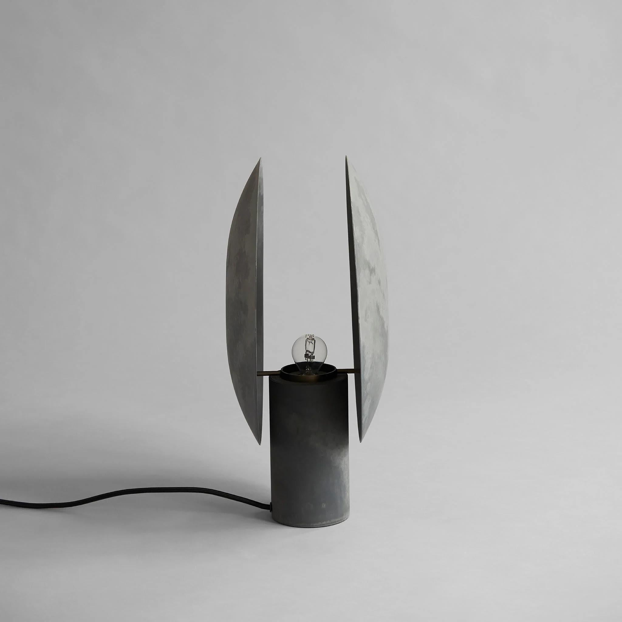 Lámpara de sobremesa de aluminio oxidado, obra contemporánea.

Esta lámpara de mesa está inspirada en Japón. La lámpara de mesa está hecha de metal oxidado, chapado y cepillado a mano. 

Metal: Aluminio / Oxidado
Cable: Cable recubierto de tela con