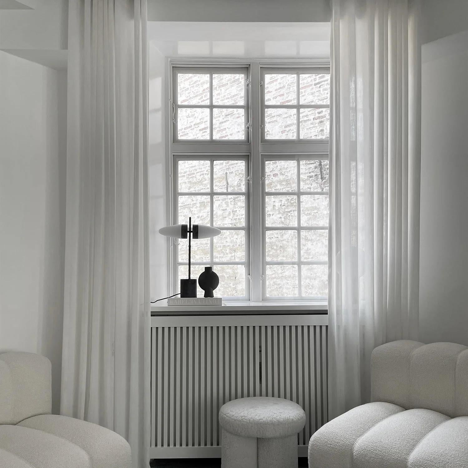 Français Lampe de table en métal oxydé et verre opale, œuvre contemporaine. en vente
