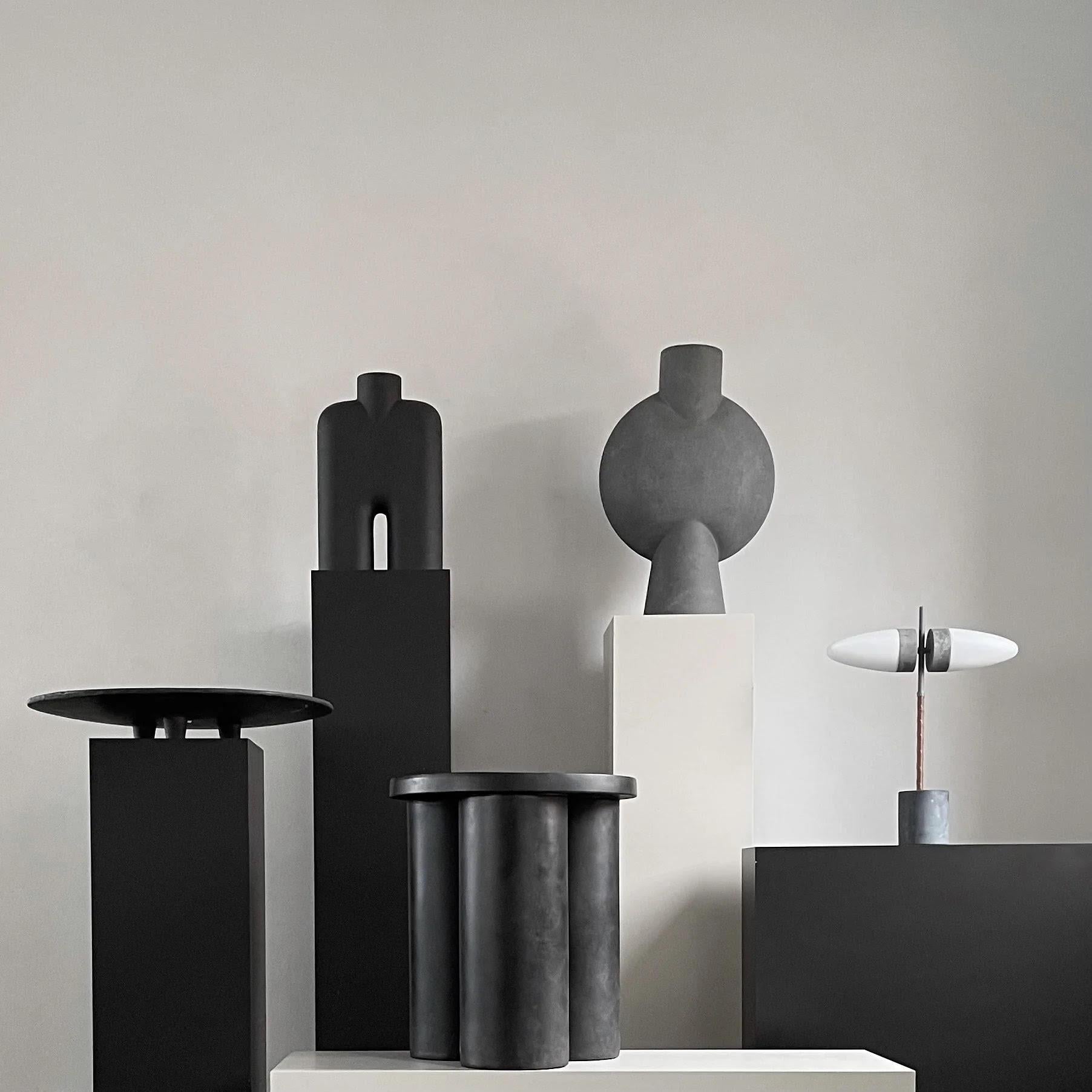 XXIe siècle et contemporain Lampe de table en métal oxydé et verre opale, œuvre contemporaine. en vente