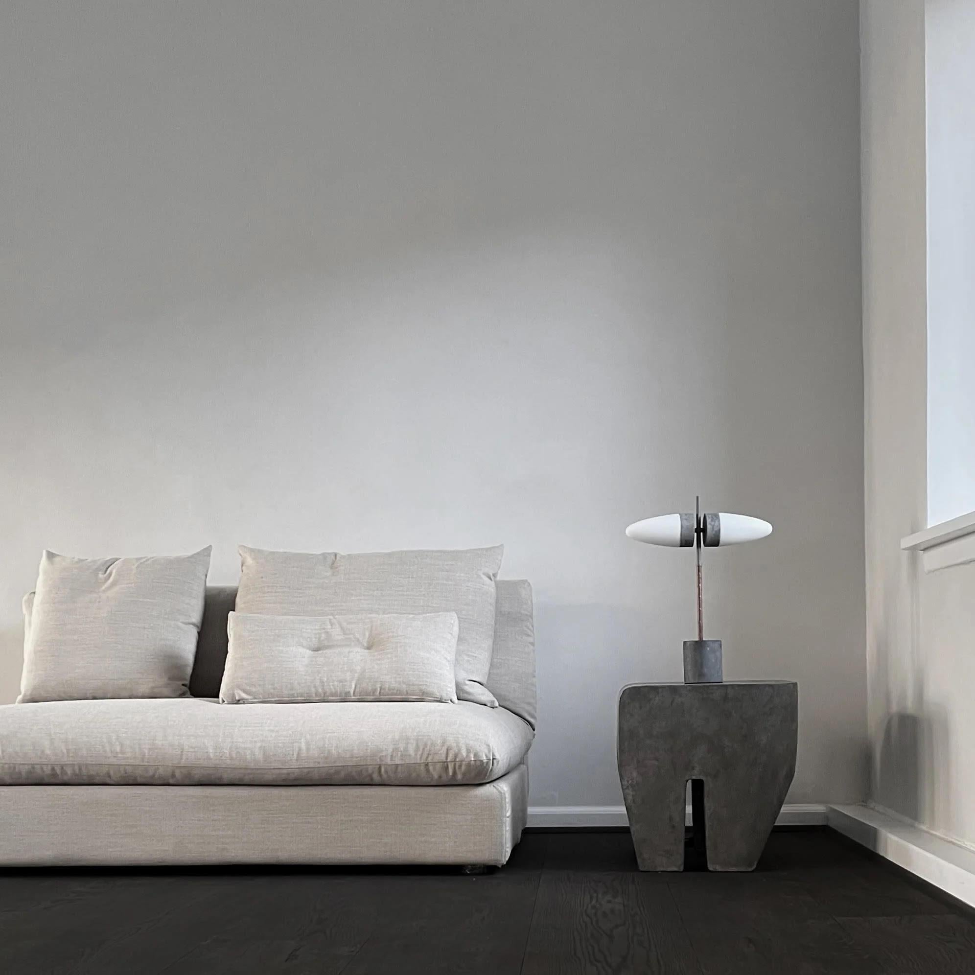Aluminium Lampe de table en métal oxydé et verre opale, œuvre contemporaine. en vente
