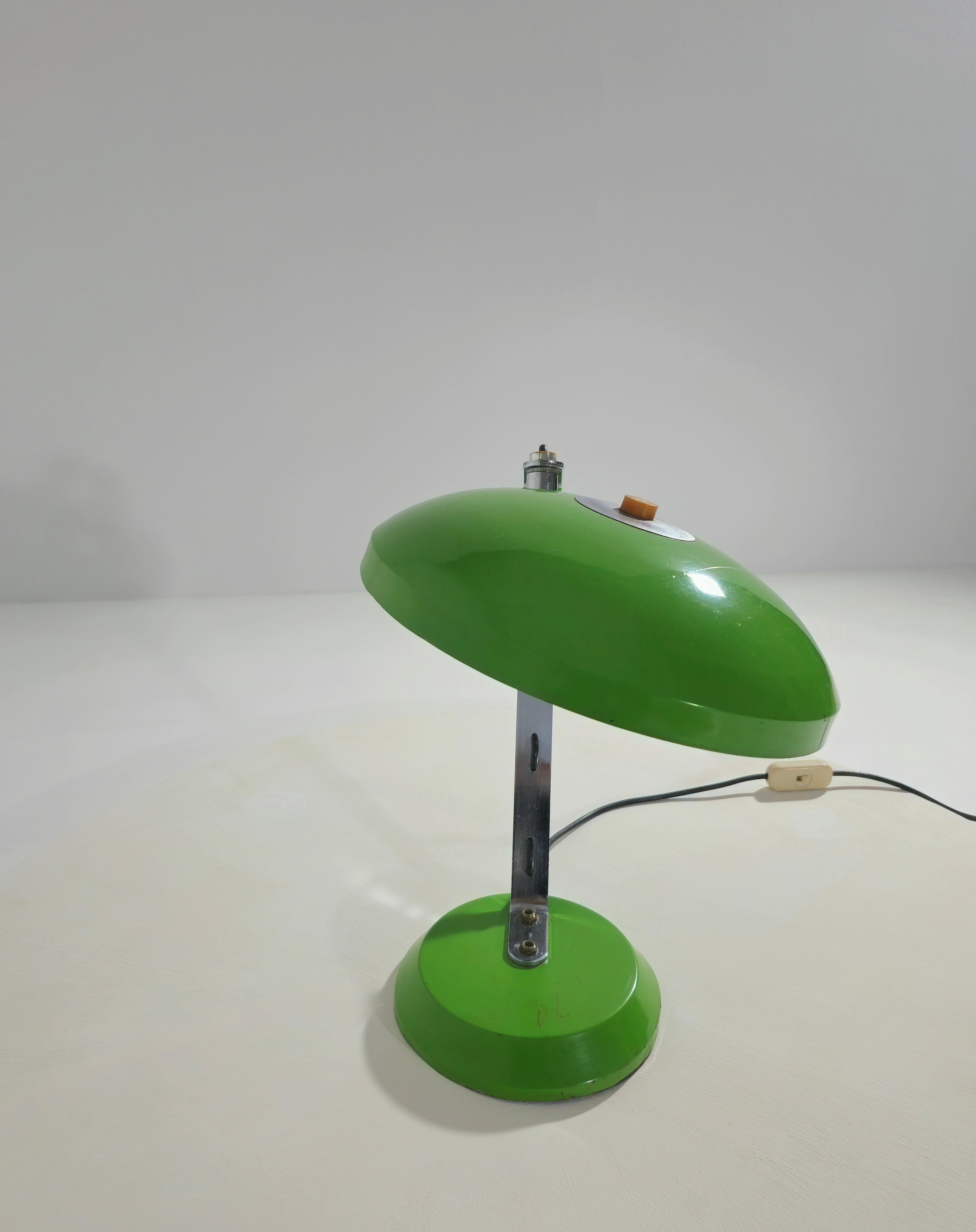Lampe de table en métal peint et chromé mi-siècle moderne Italie 1970 en vente 2