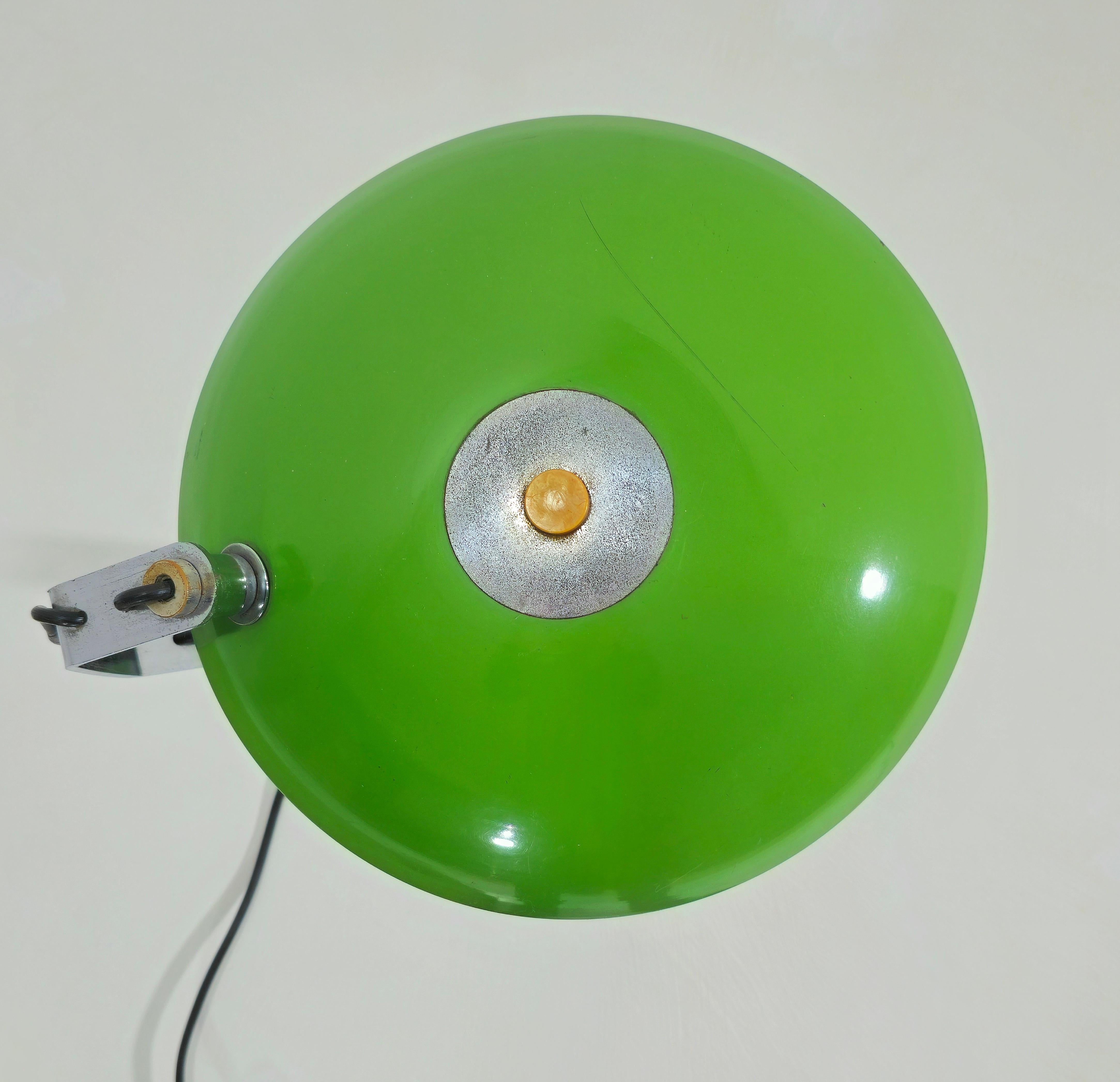 Lampe de table en métal peint et chromé mi-siècle moderne Italie 1970 en vente 3