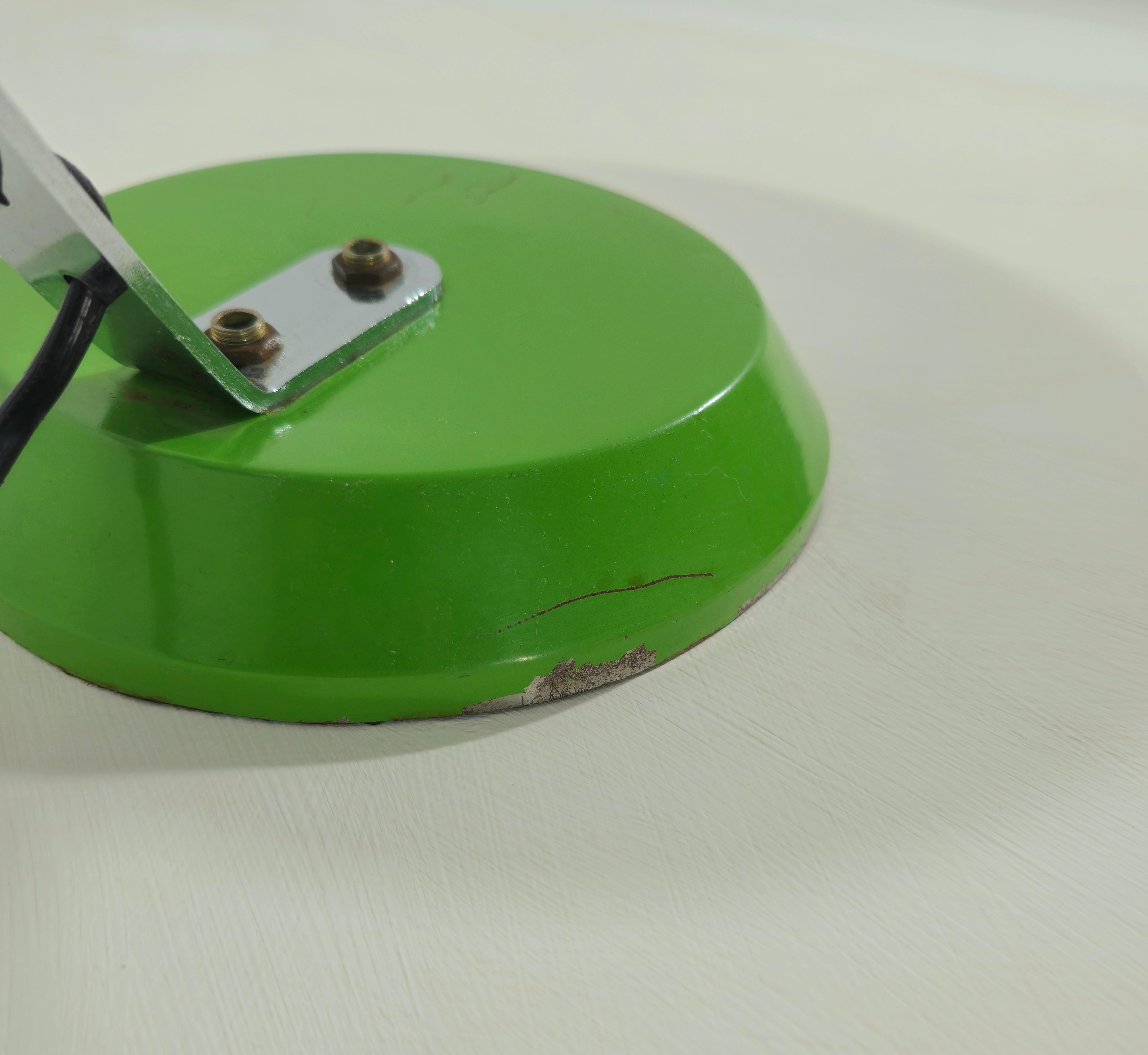 Lampe de table en métal peint et chromé mi-siècle moderne Italie 1970 en vente 4