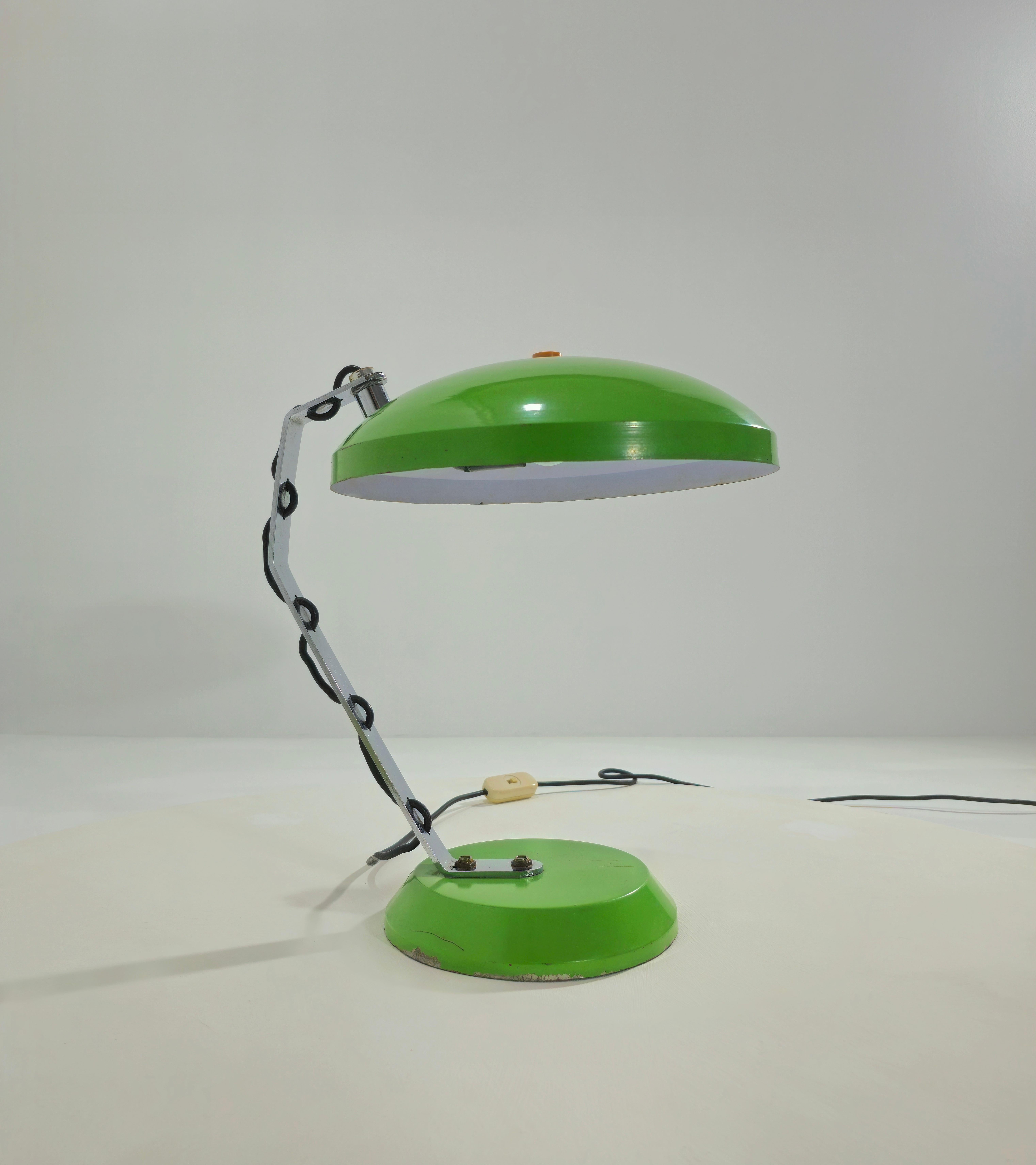 Lampe de table en métal peint et chromé mi-siècle moderne Italie 1970 en vente 6