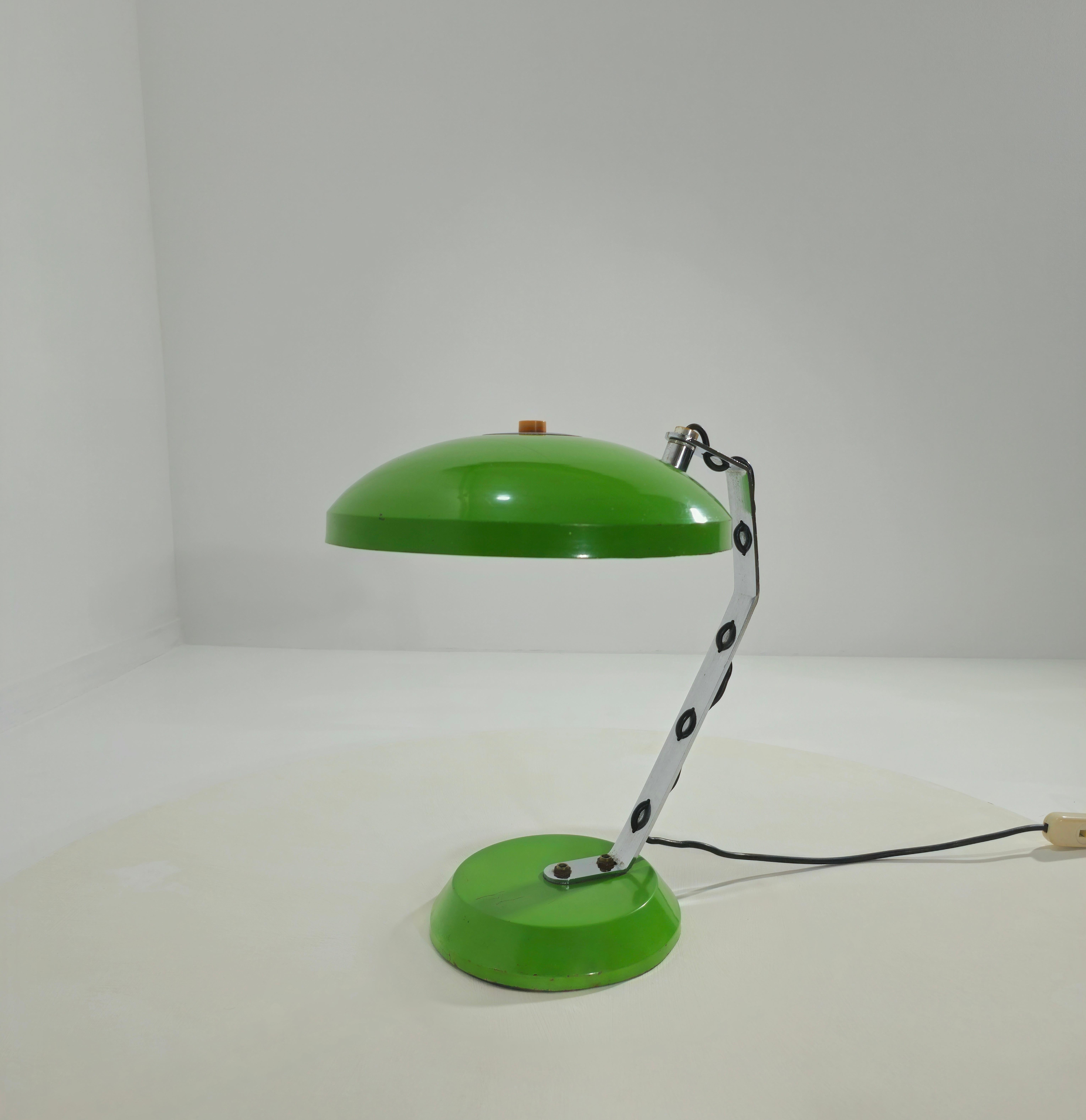 Lampe de table fabriquée en Italie dans les années 70. Base et diffuseur en métal peint en vert. Support en métal chromé. Il possède une fonction spéciale de diffuseur qui tourne sur lui-même. Veuillez regarder attentivement la vidéo et les photos,