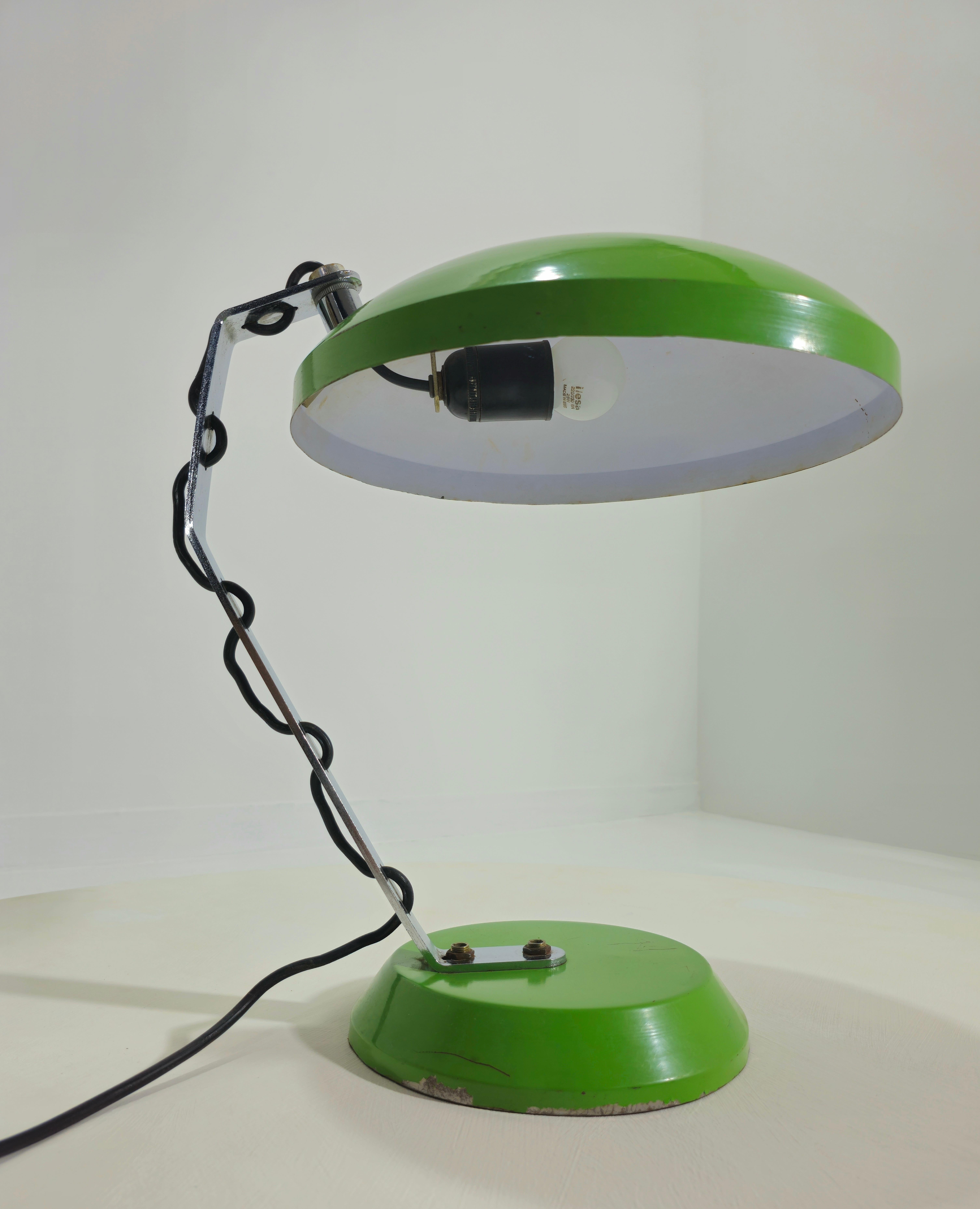 Mid-Century Modern Lampe de table en métal peint et chromé mi-siècle moderne Italie 1970 en vente