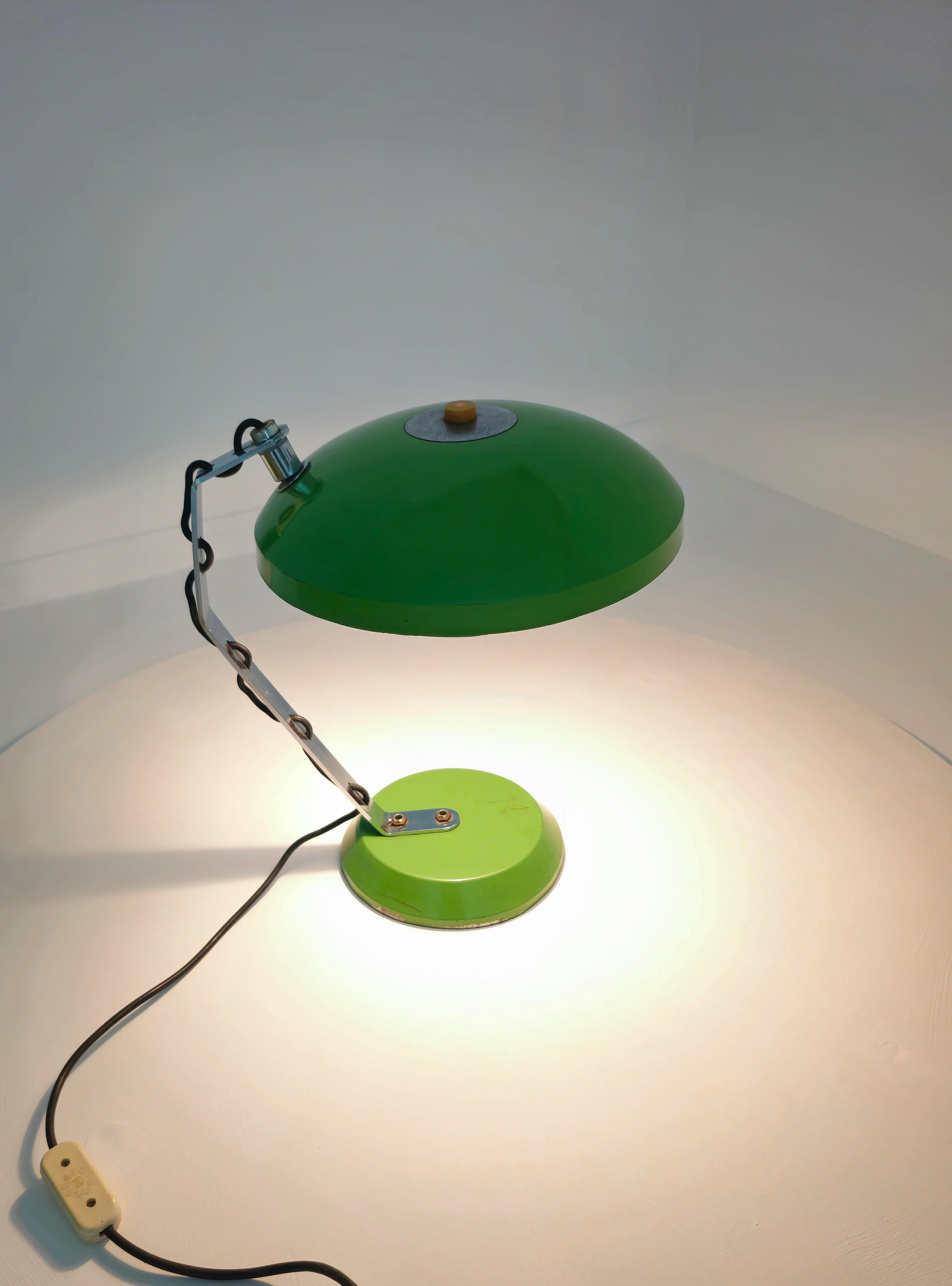 italien Lampe de table en métal peint et chromé mi-siècle moderne Italie 1970 en vente
