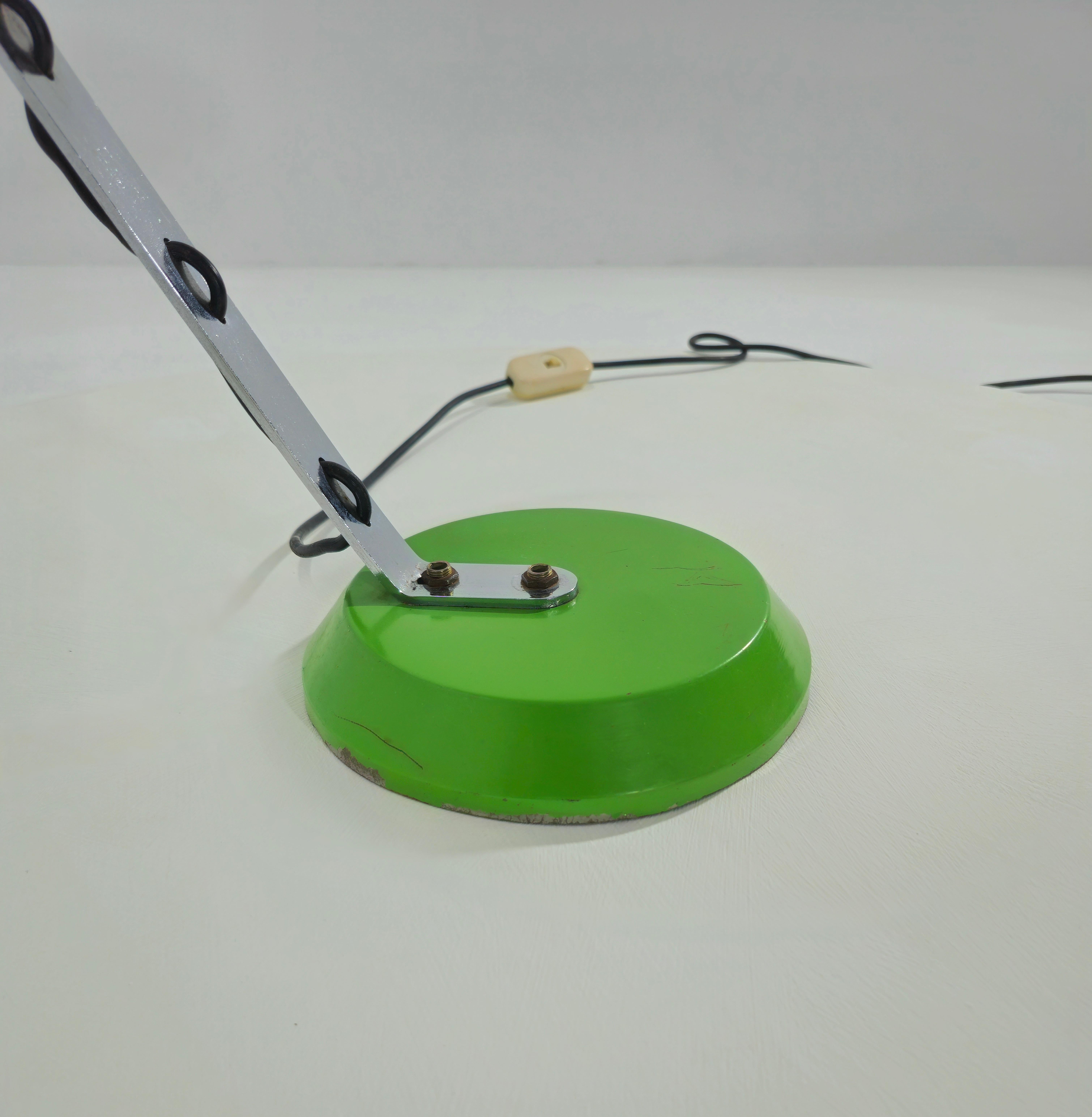 Peint Lampe de table en métal peint et chromé mi-siècle moderne Italie 1970 en vente