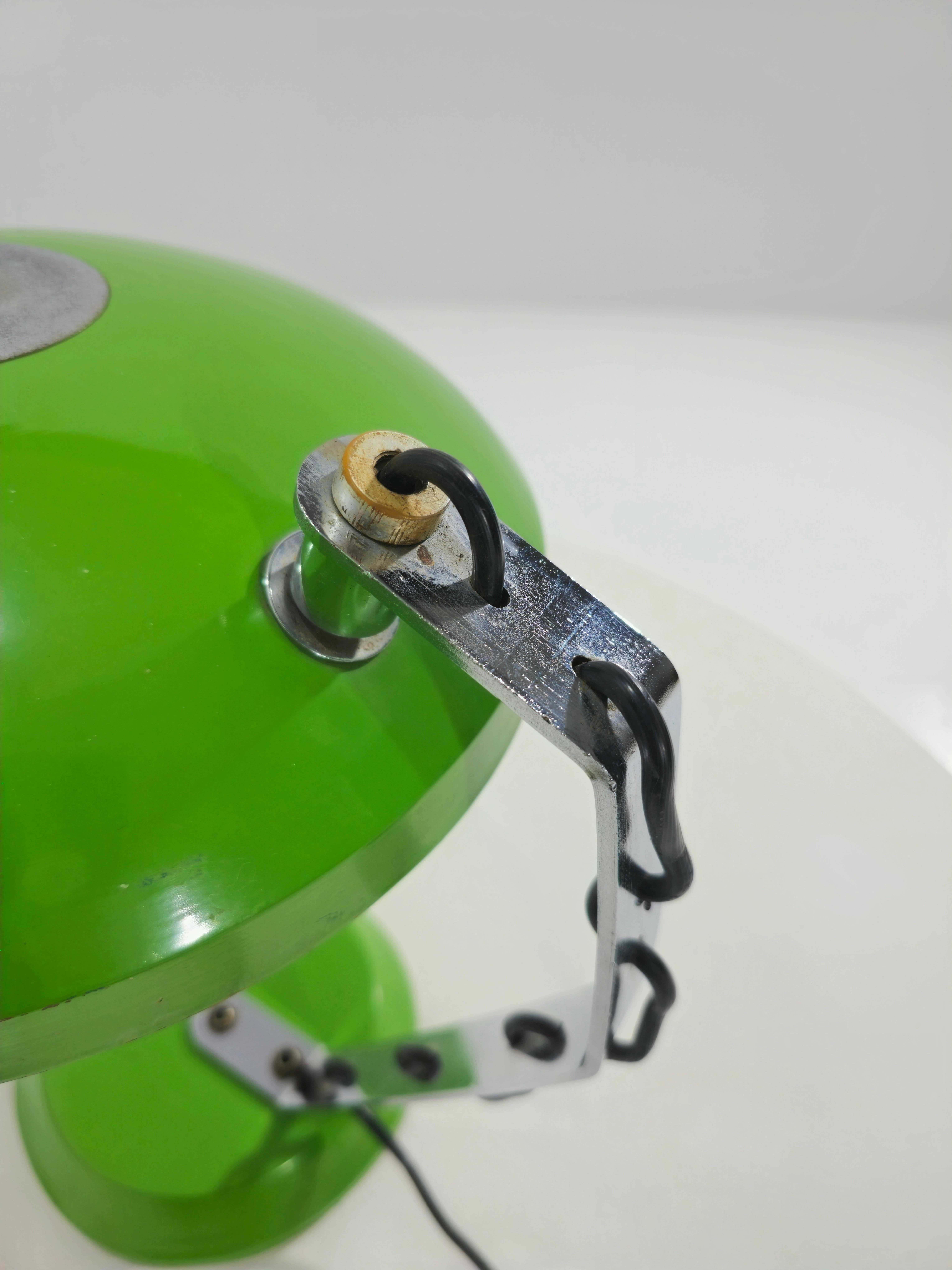 Lampe de table en métal peint et chromé mi-siècle moderne Italie 1970 Bon état - En vente à Palermo, IT