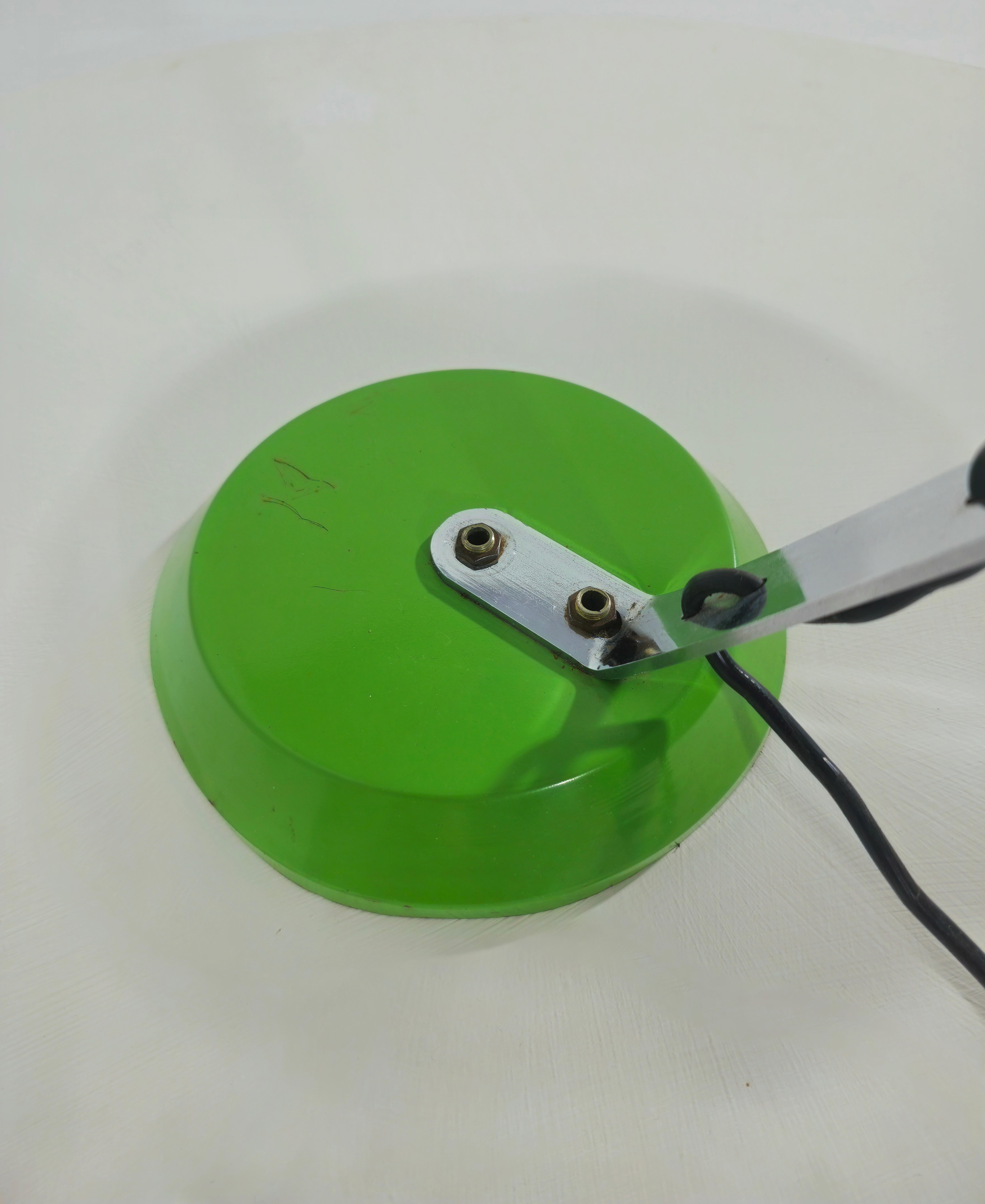 20ième siècle Lampe de table en métal peint et chromé mi-siècle moderne Italie 1970 en vente
