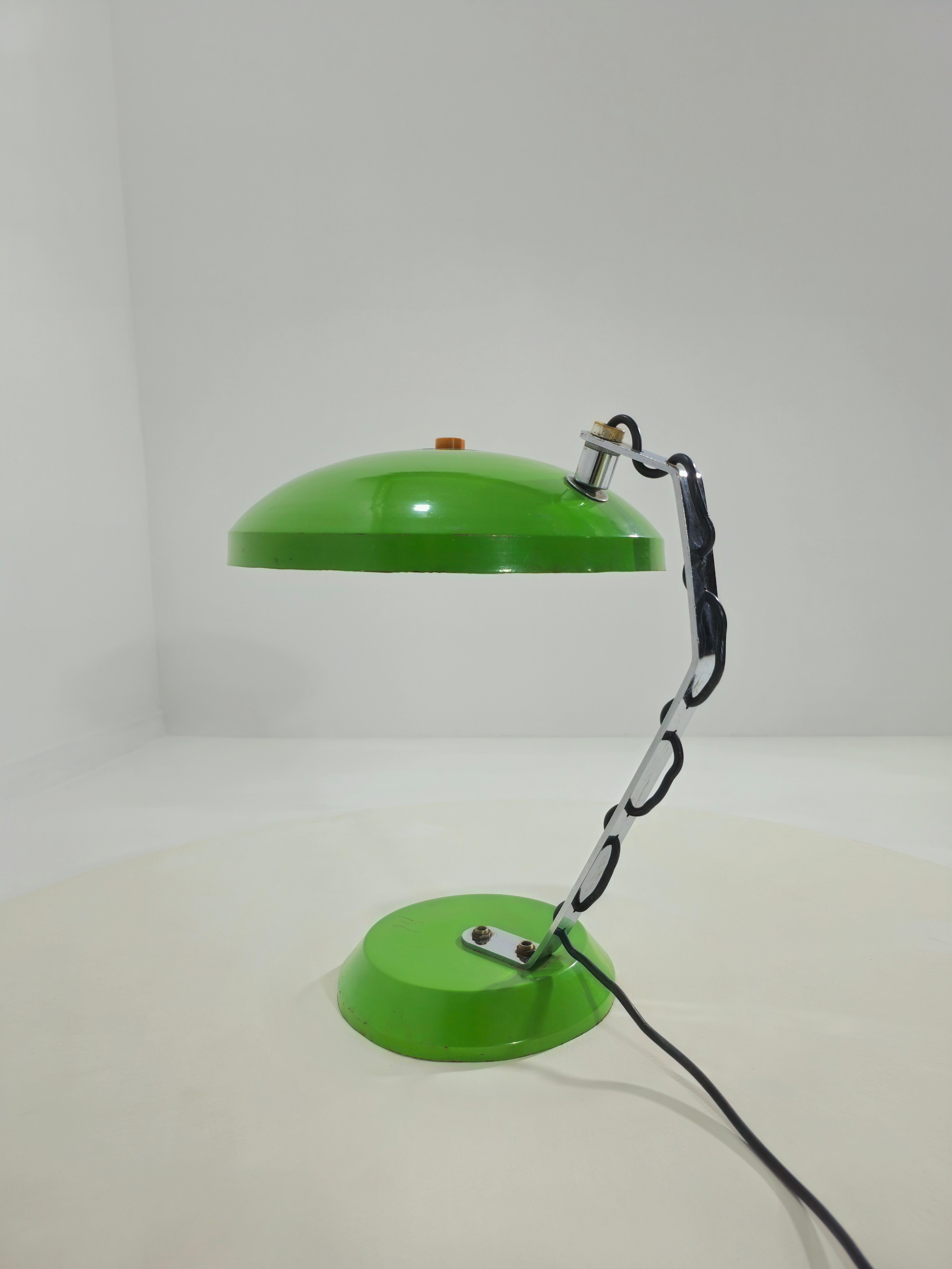 Métal Lampe de table en métal peint et chromé mi-siècle moderne Italie 1970 en vente