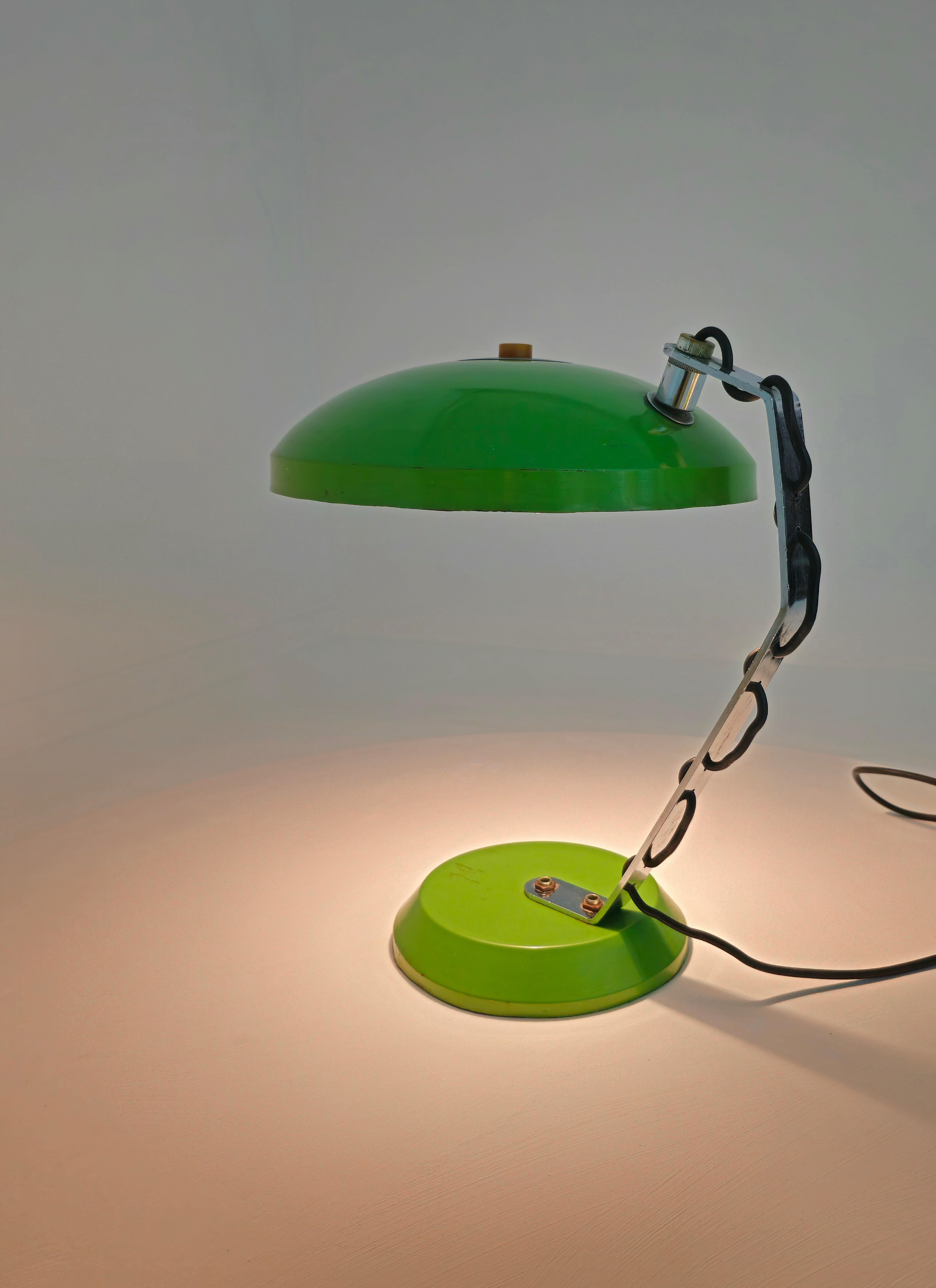 Lampe de table en métal peint et chromé mi-siècle moderne Italie 1970 en vente 1