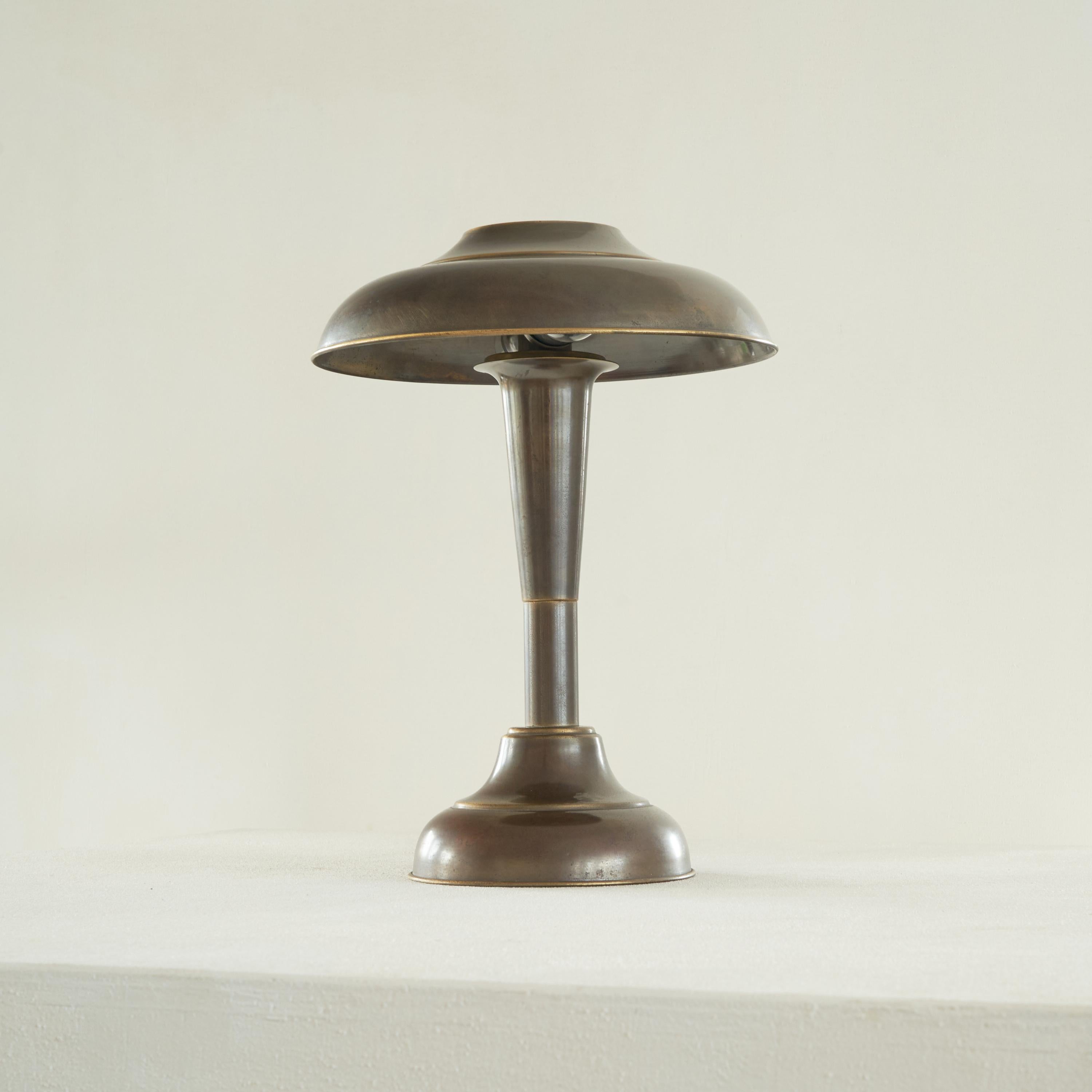 Lampe de table Art Déco en laiton patiné 1950s en vente 3