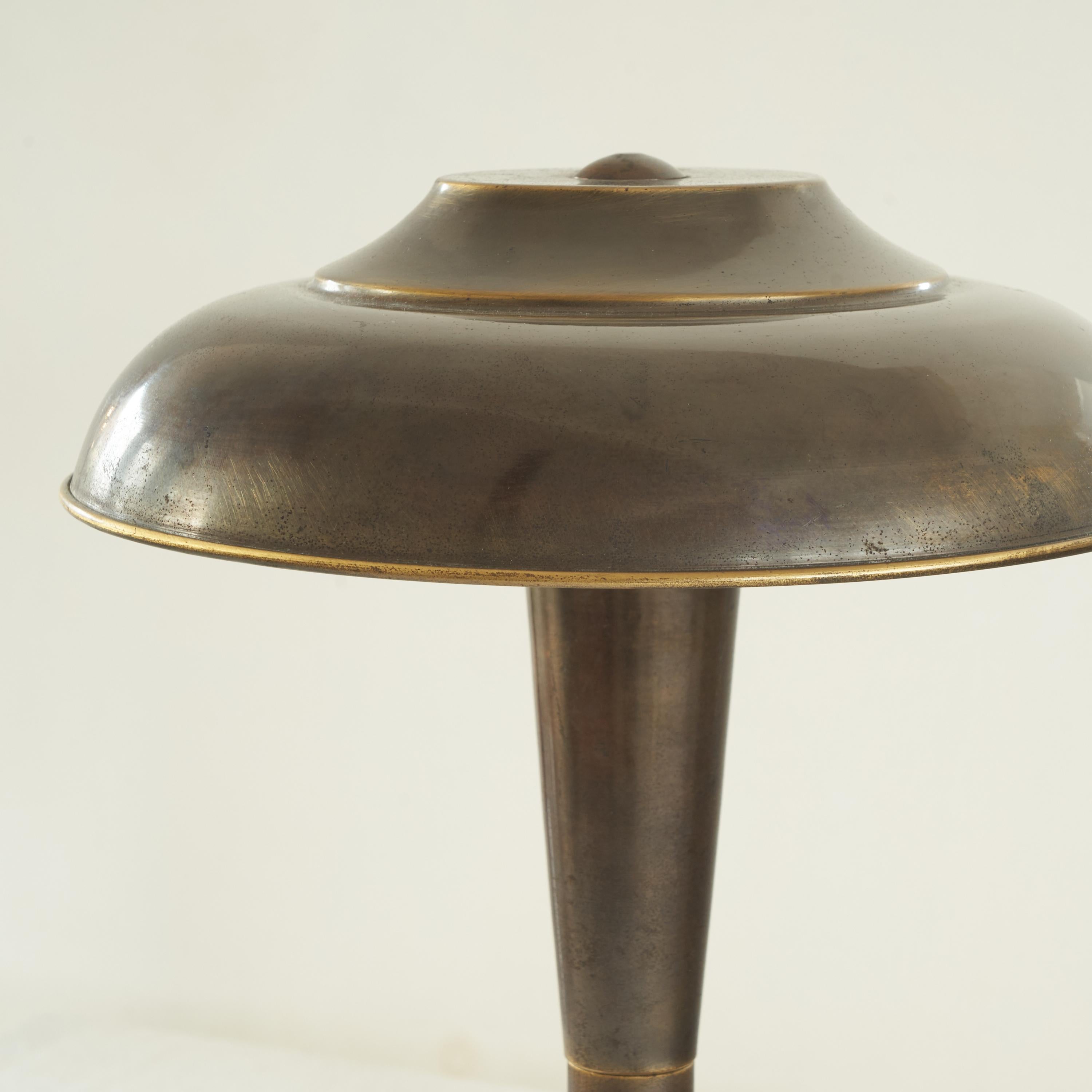 Lampe de table Art Déco en laiton patiné 1950s en vente 4