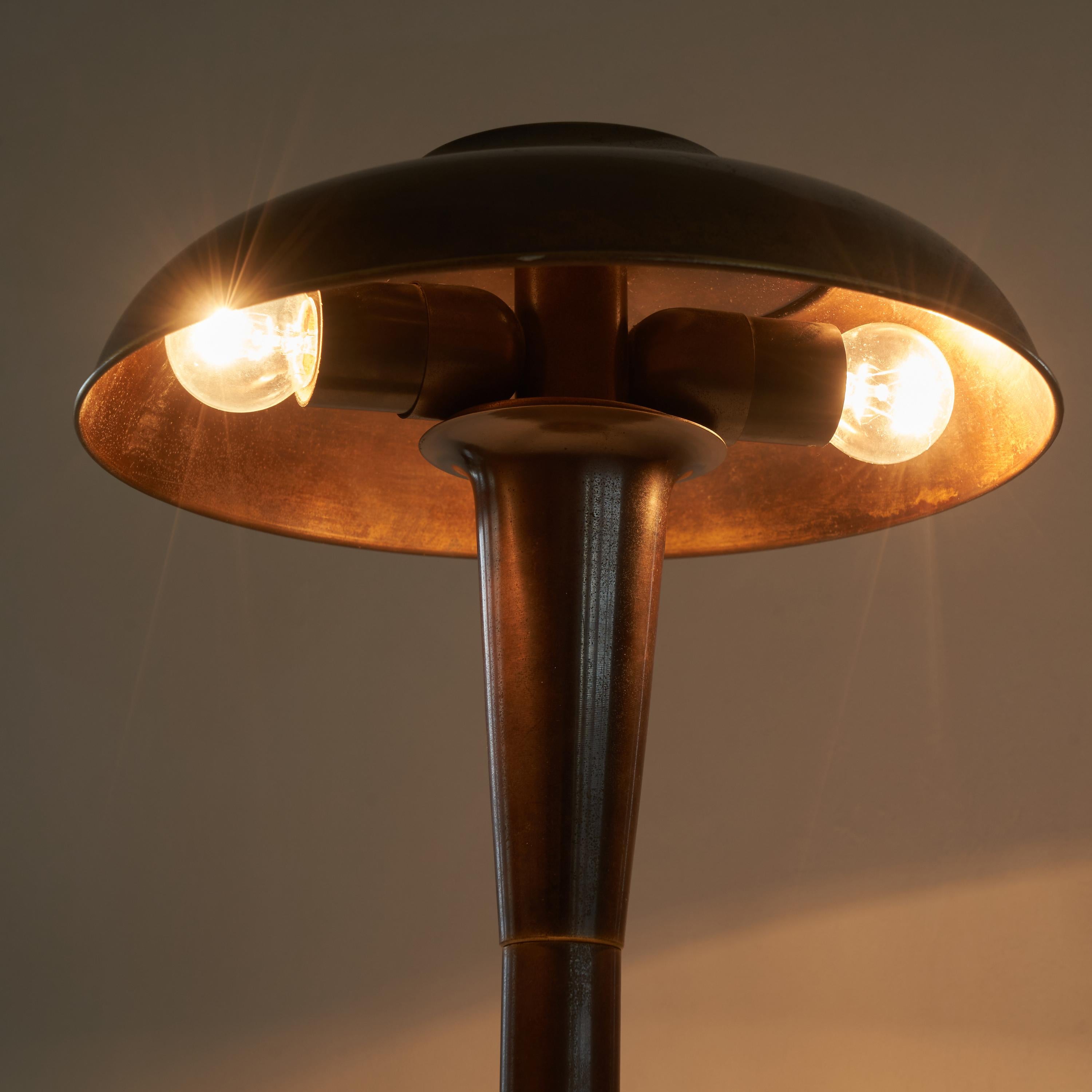 Inconnu Lampe de table Art Déco en laiton patiné 1950s en vente
