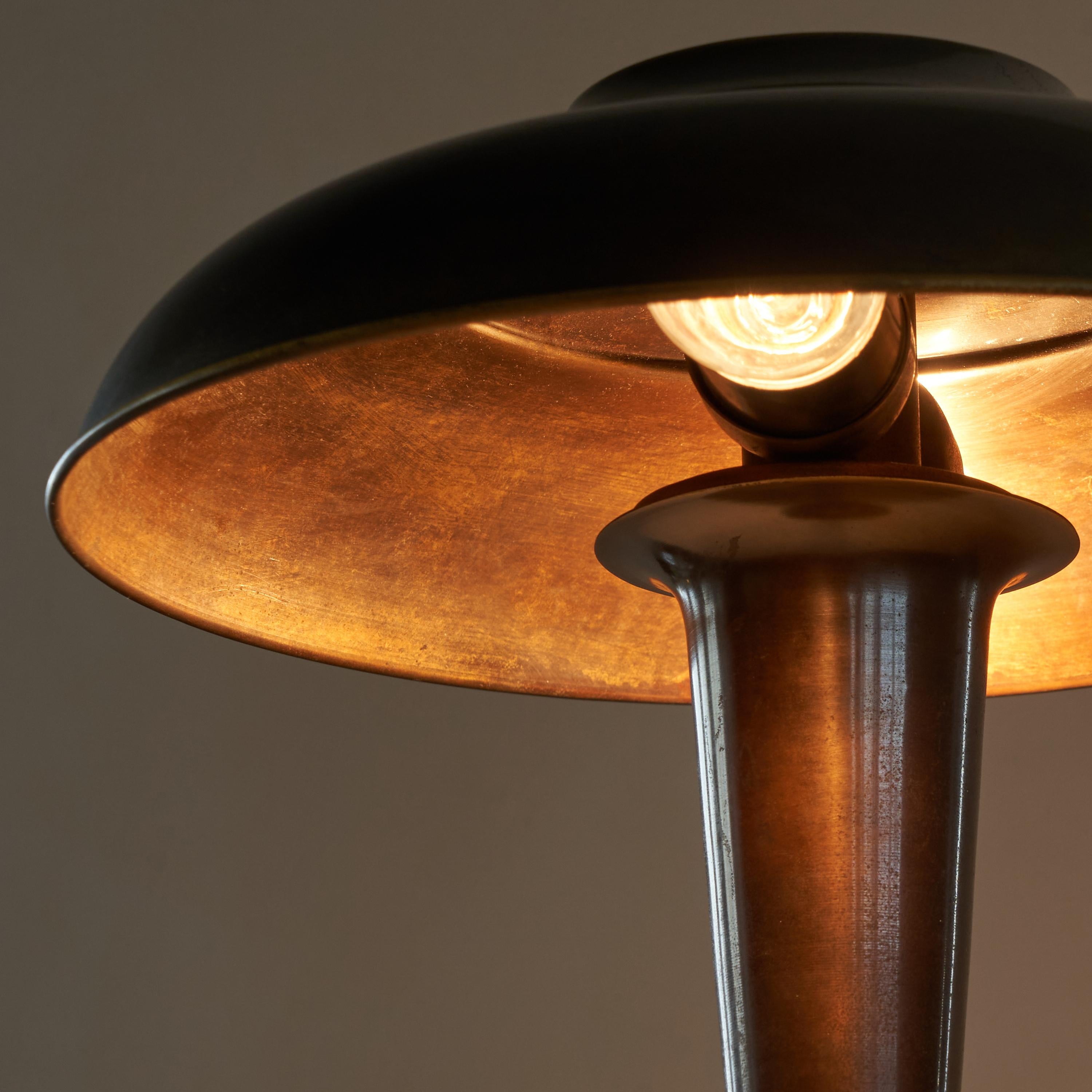20ième siècle Lampe de table Art Déco en laiton patiné 1950s en vente