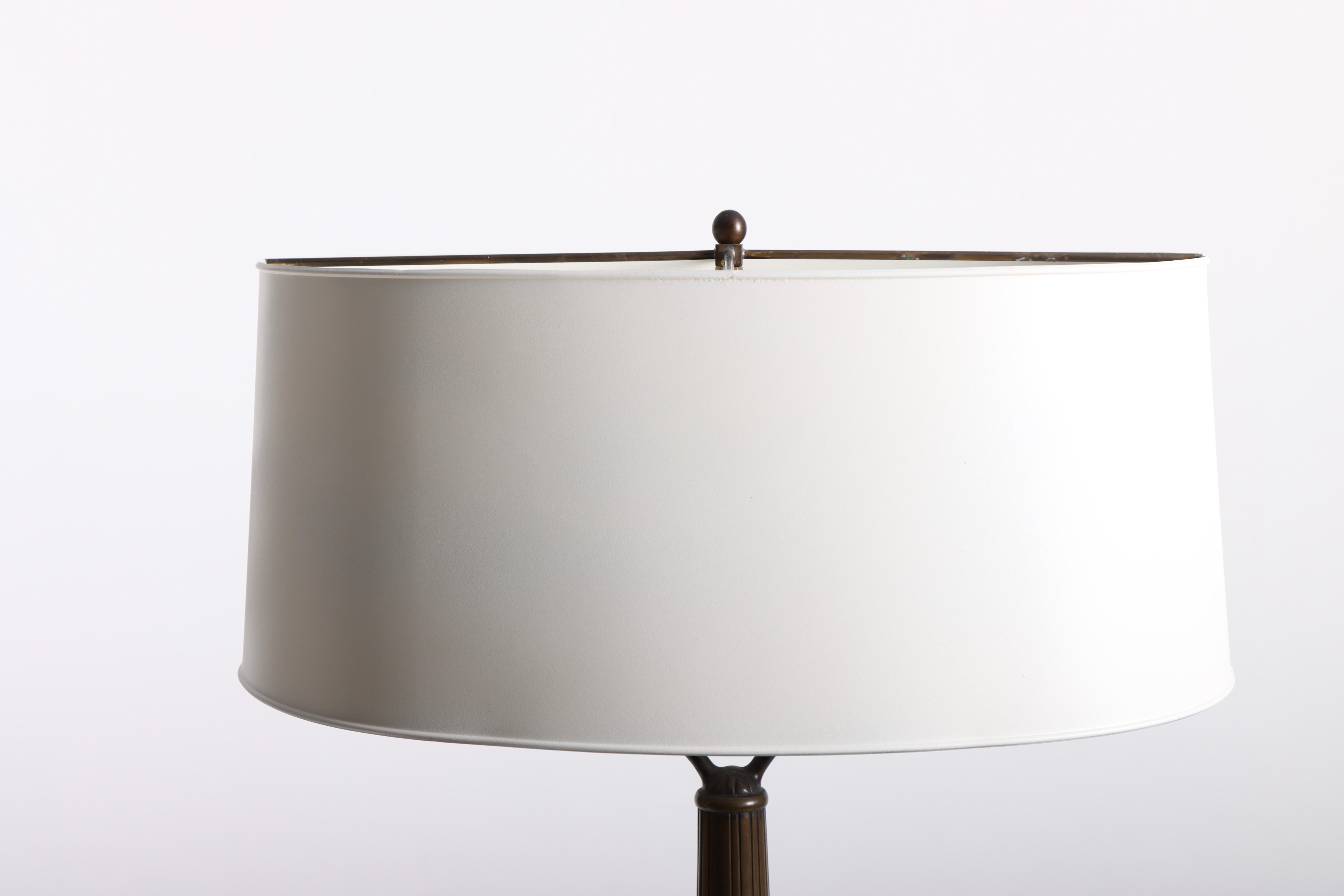 Lampe de table en laiton patiné avec ornementation art nouveau en relief, conçue par Mogens Ballin et fabriquée par Hertz Ballin au Danemark. Excellent état d'origine.