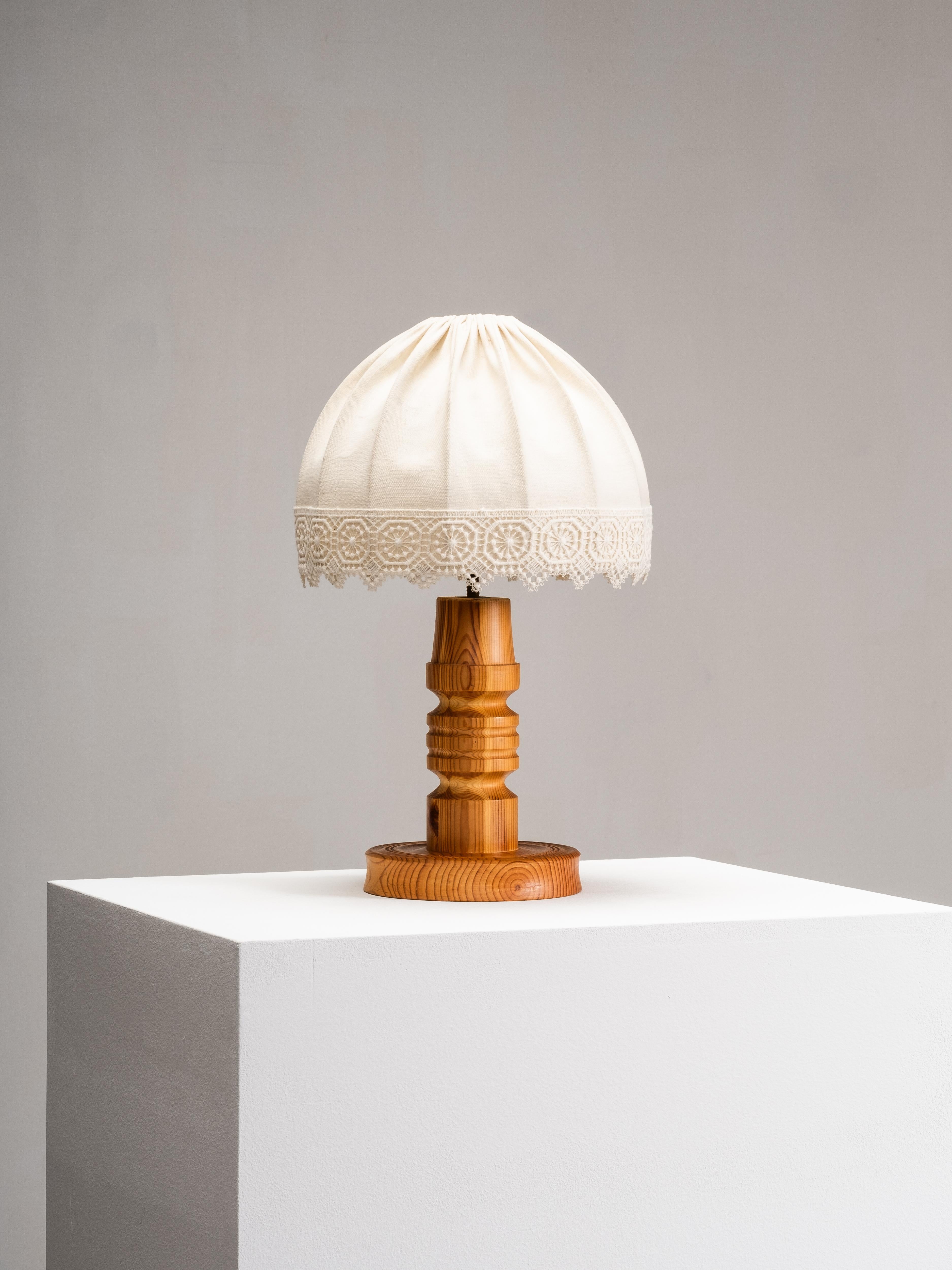 Lampe de table en pin avec abat-jour en tissu, Suède, années 1970 en vente 4