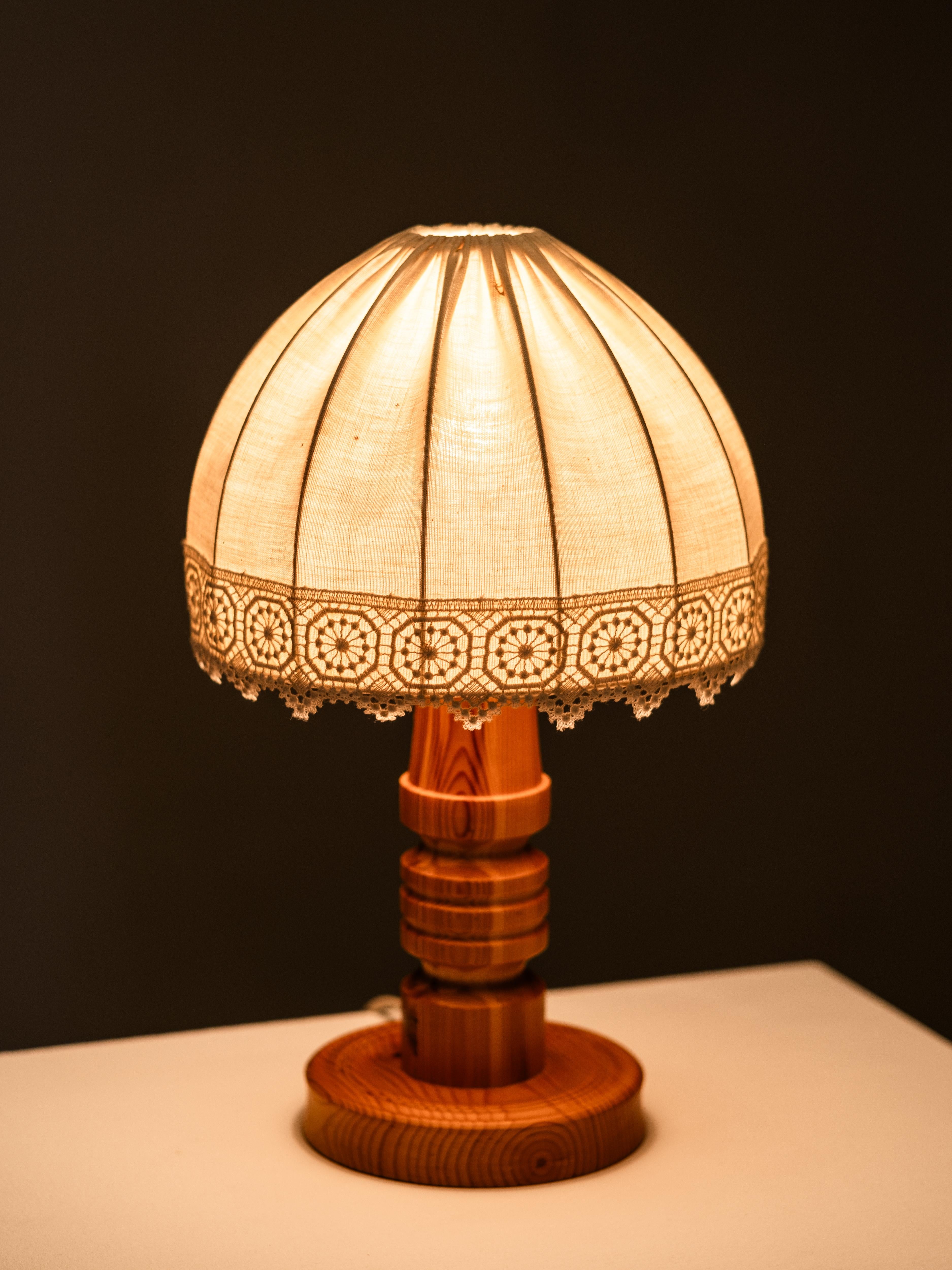 Lampe de table en pin avec abat-jour en tissu, Suède, années 1970 en vente 6