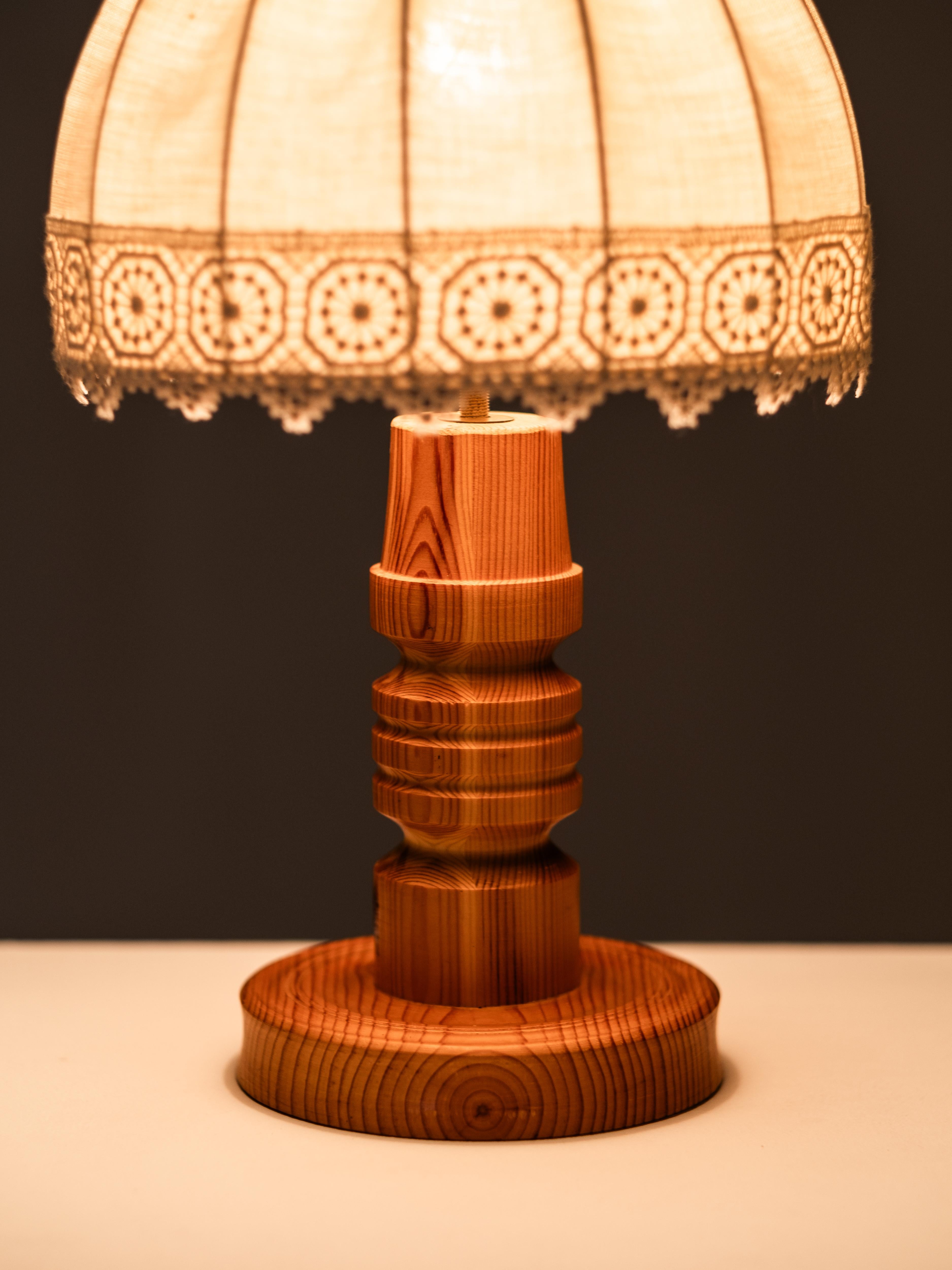 Lampe de table en pin avec abat-jour en tissu, Suède, années 1970 en vente 7