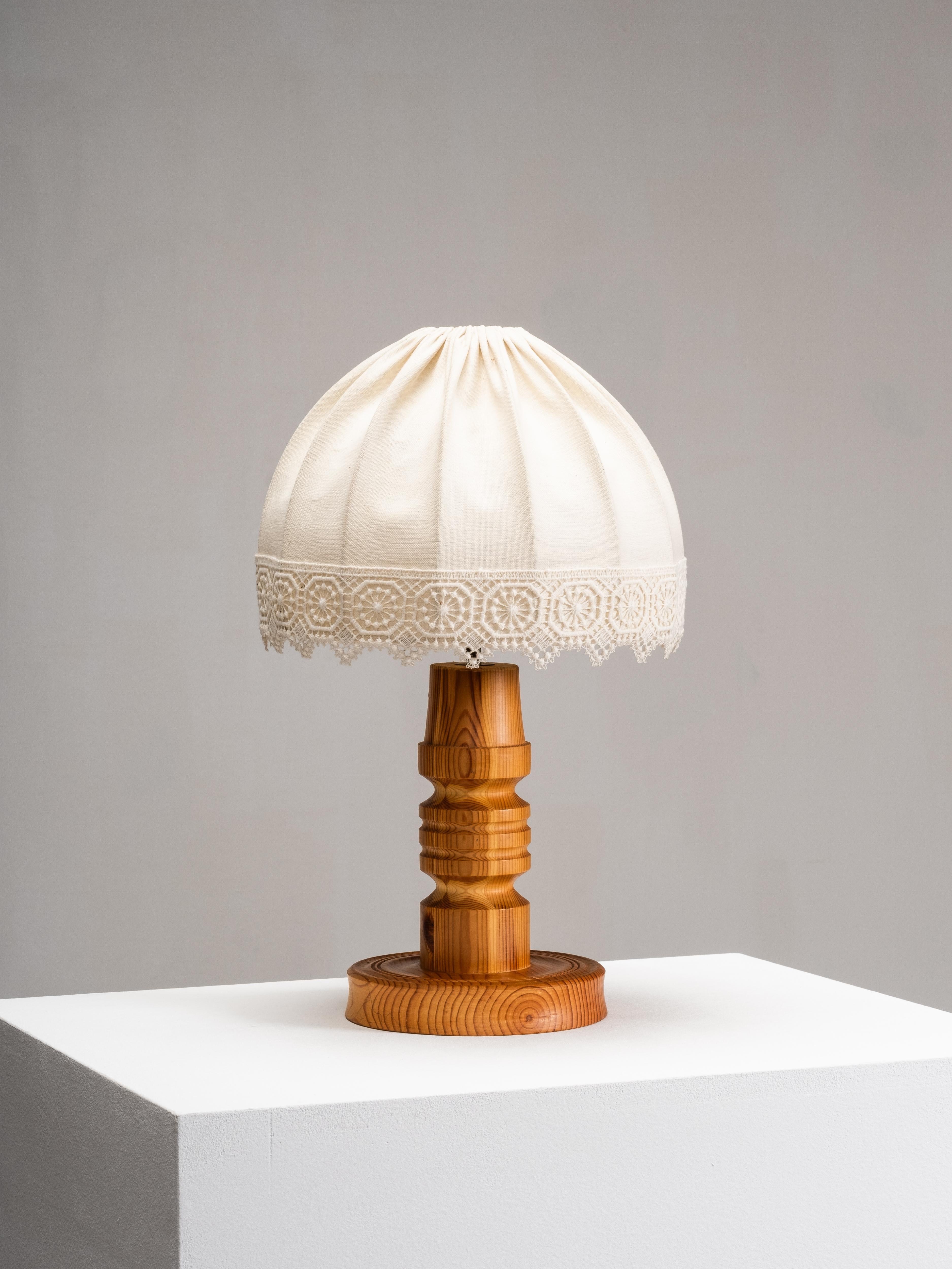Scandinave moderne Lampe de table en pin avec abat-jour en tissu, Suède, années 1970 en vente