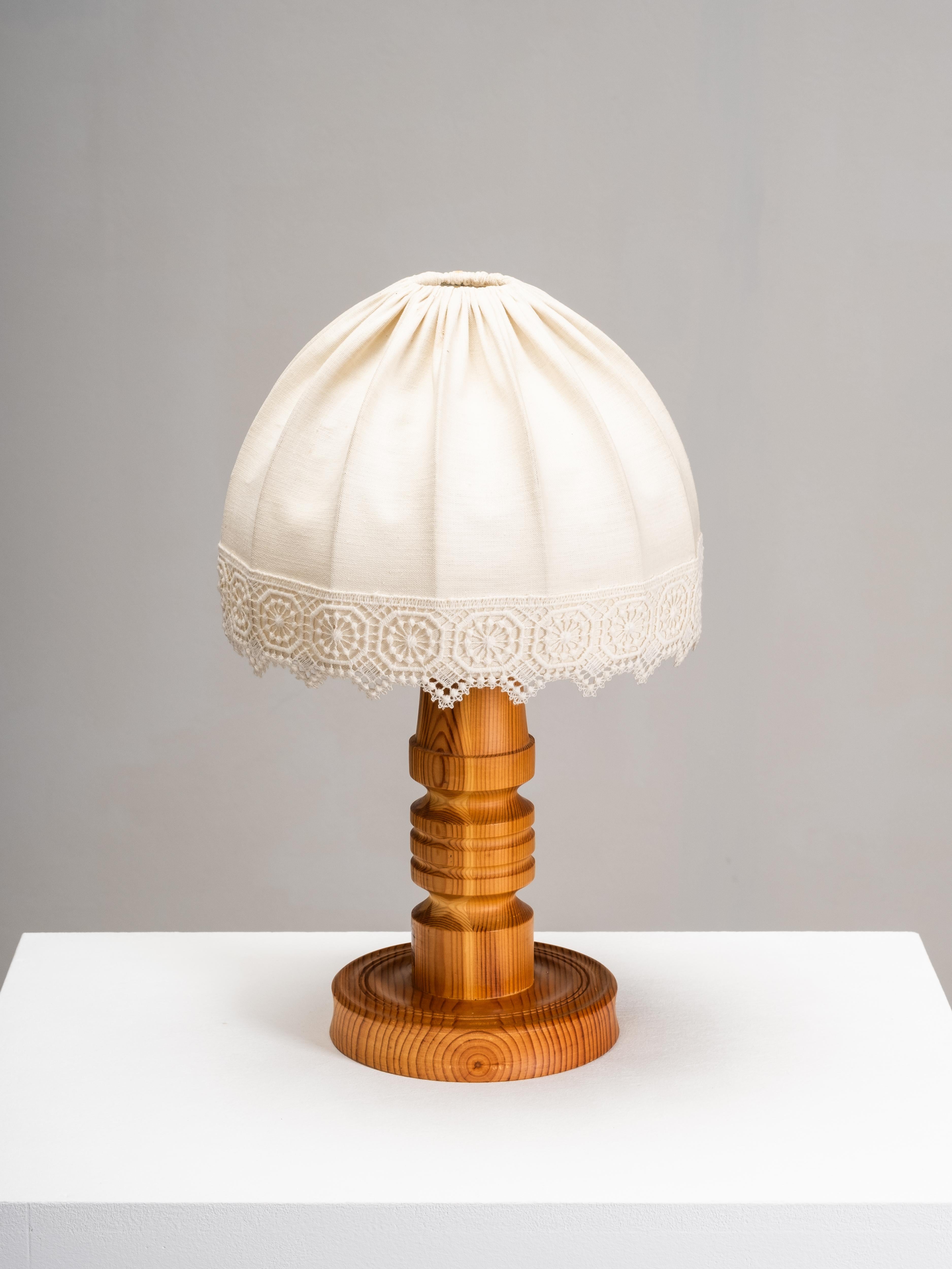 Suédois Lampe de table en pin avec abat-jour en tissu, Suède, années 1970 en vente