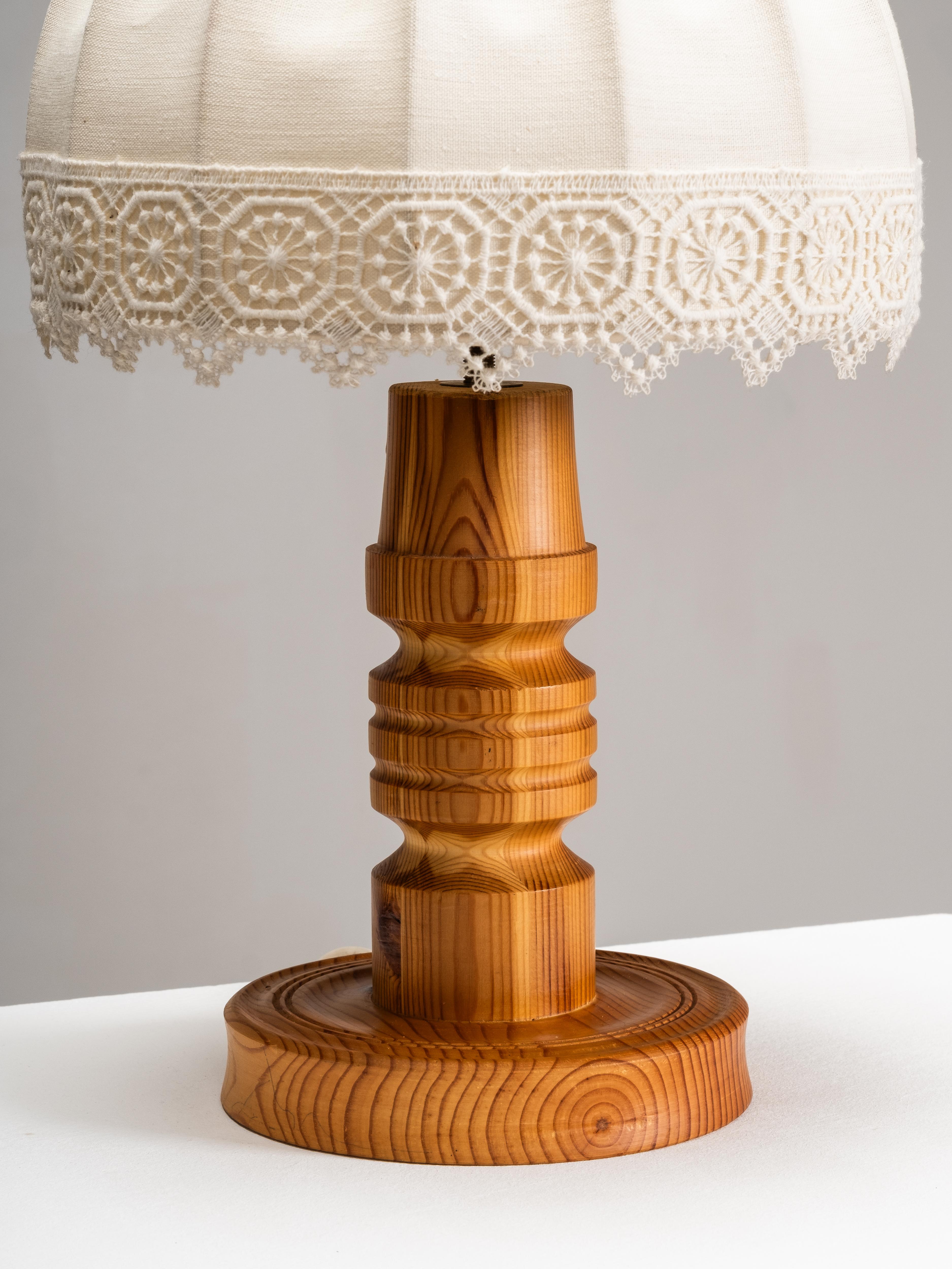 Lampe de table en pin avec abat-jour en tissu, Suède, années 1970 Bon état - En vente à Karis, Nyland