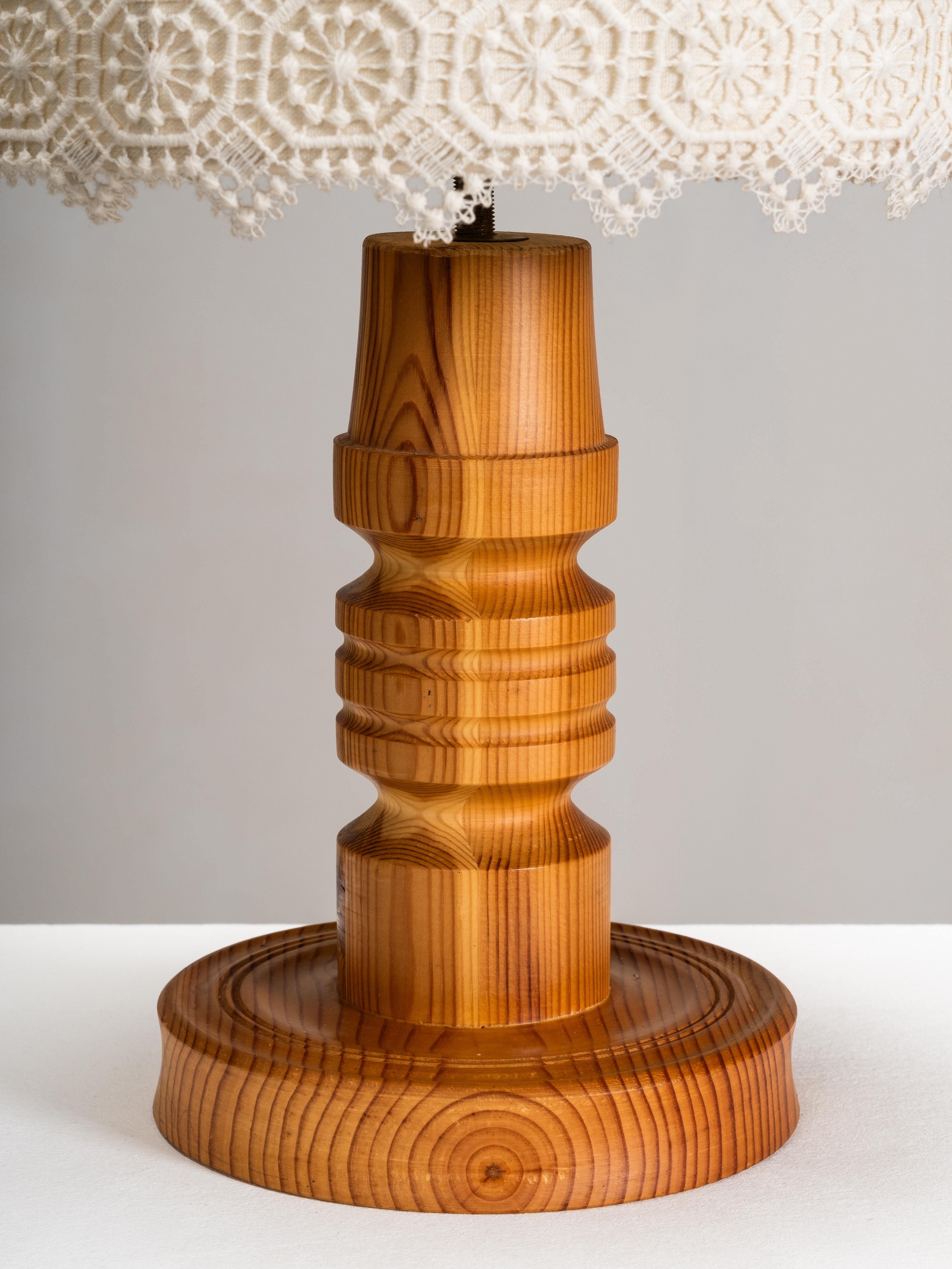 Fin du 20e siècle Lampe de table en pin avec abat-jour en tissu, Suède, années 1970 en vente