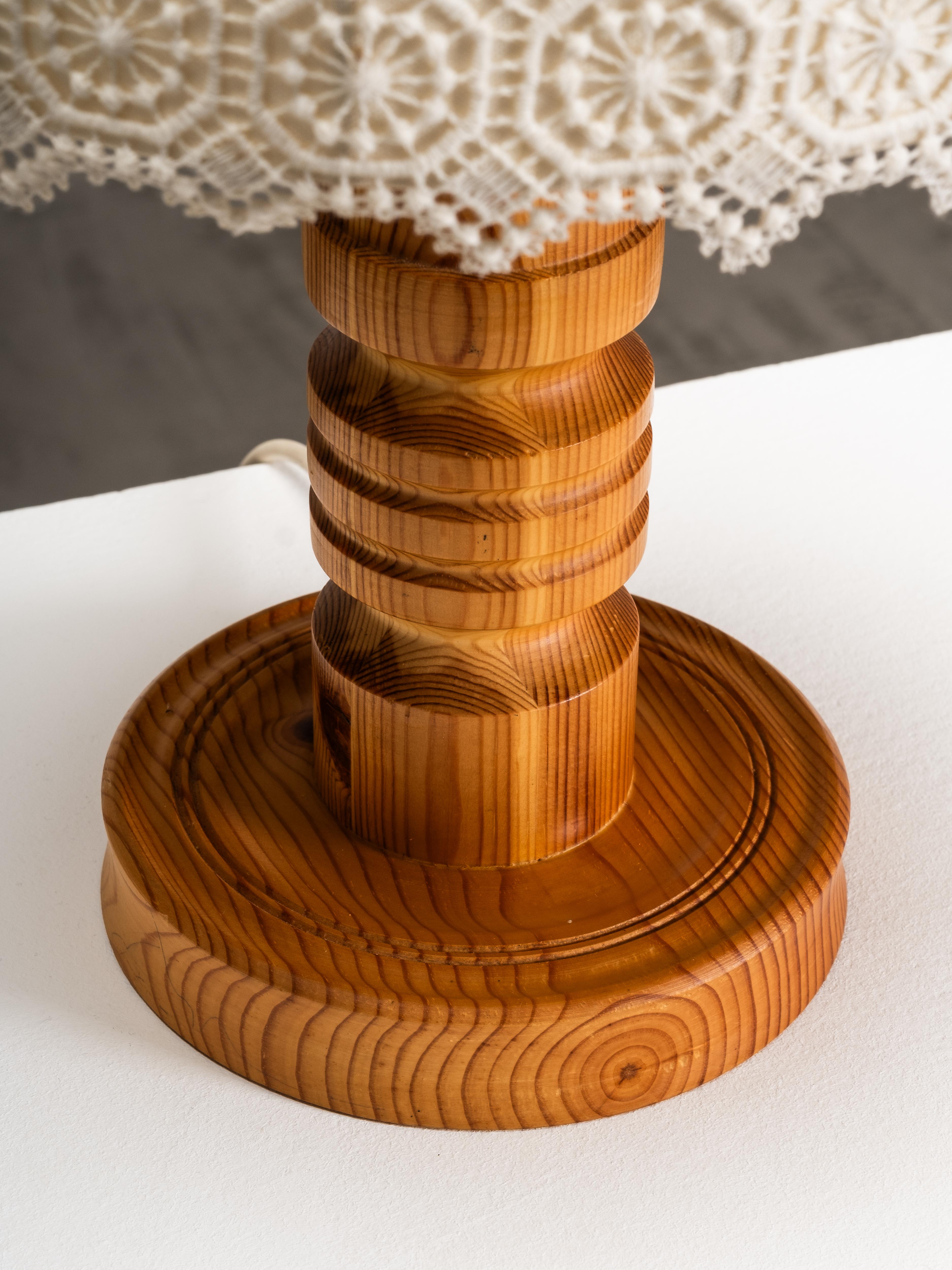 Tissu Lampe de table en pin avec abat-jour en tissu, Suède, années 1970 en vente