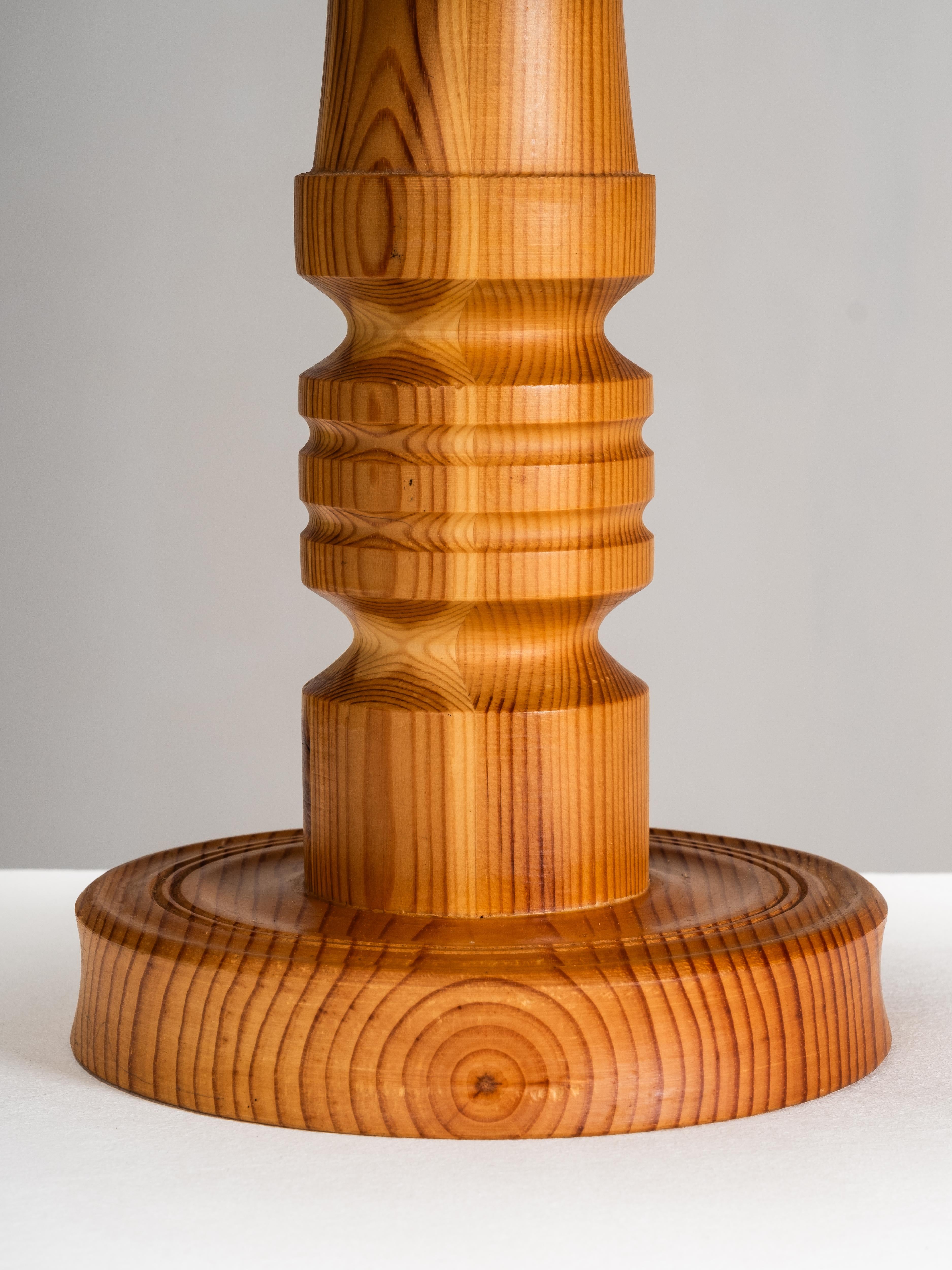 Lampe de table en pin avec abat-jour en tissu, Suède, années 1970 en vente 1