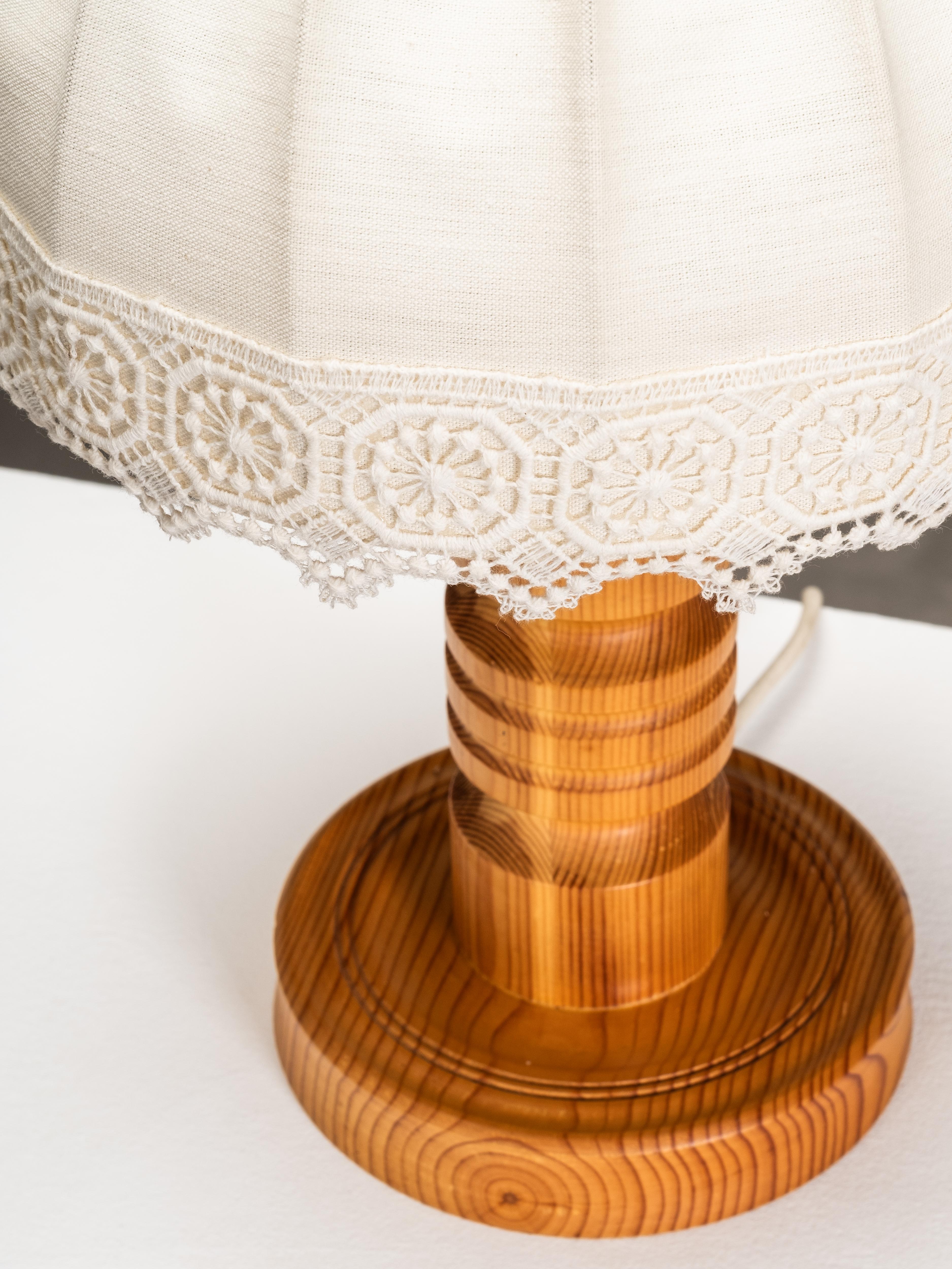 Lampe de table en pin avec abat-jour en tissu, Suède, années 1970 en vente 2