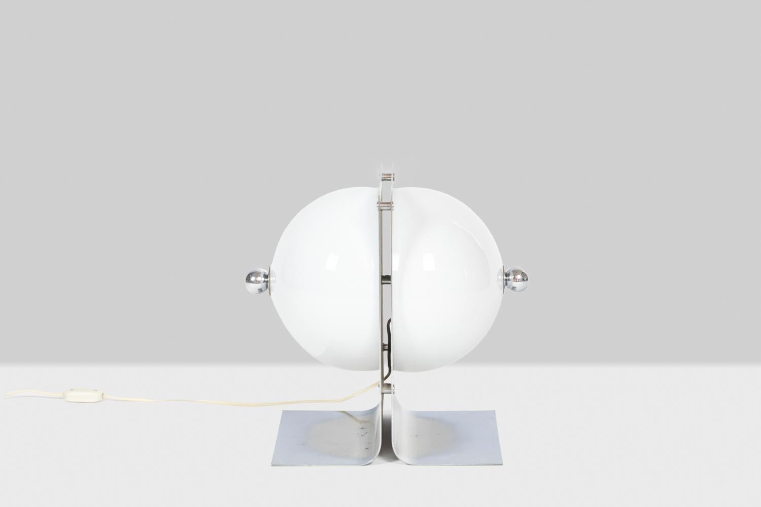 Table lamp or table lamp in polished and opaline metal. Square shaped base.

Italian work realized in the 1970s.

New and functional electricity.