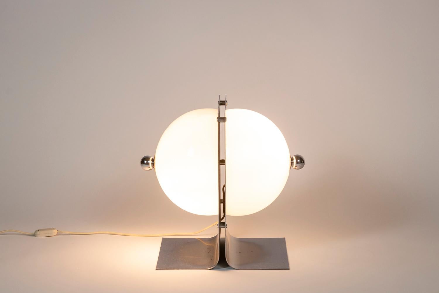 Italian Table lamp in polished and opaline metal, 1970s For Sale