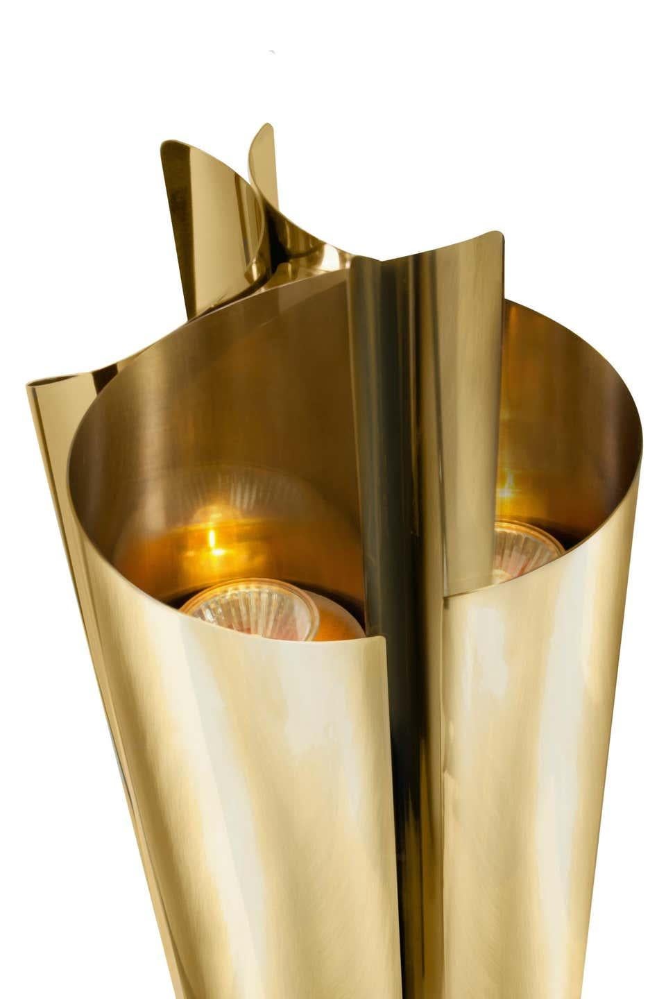 European Table Lamp in Polished Brass For Sale