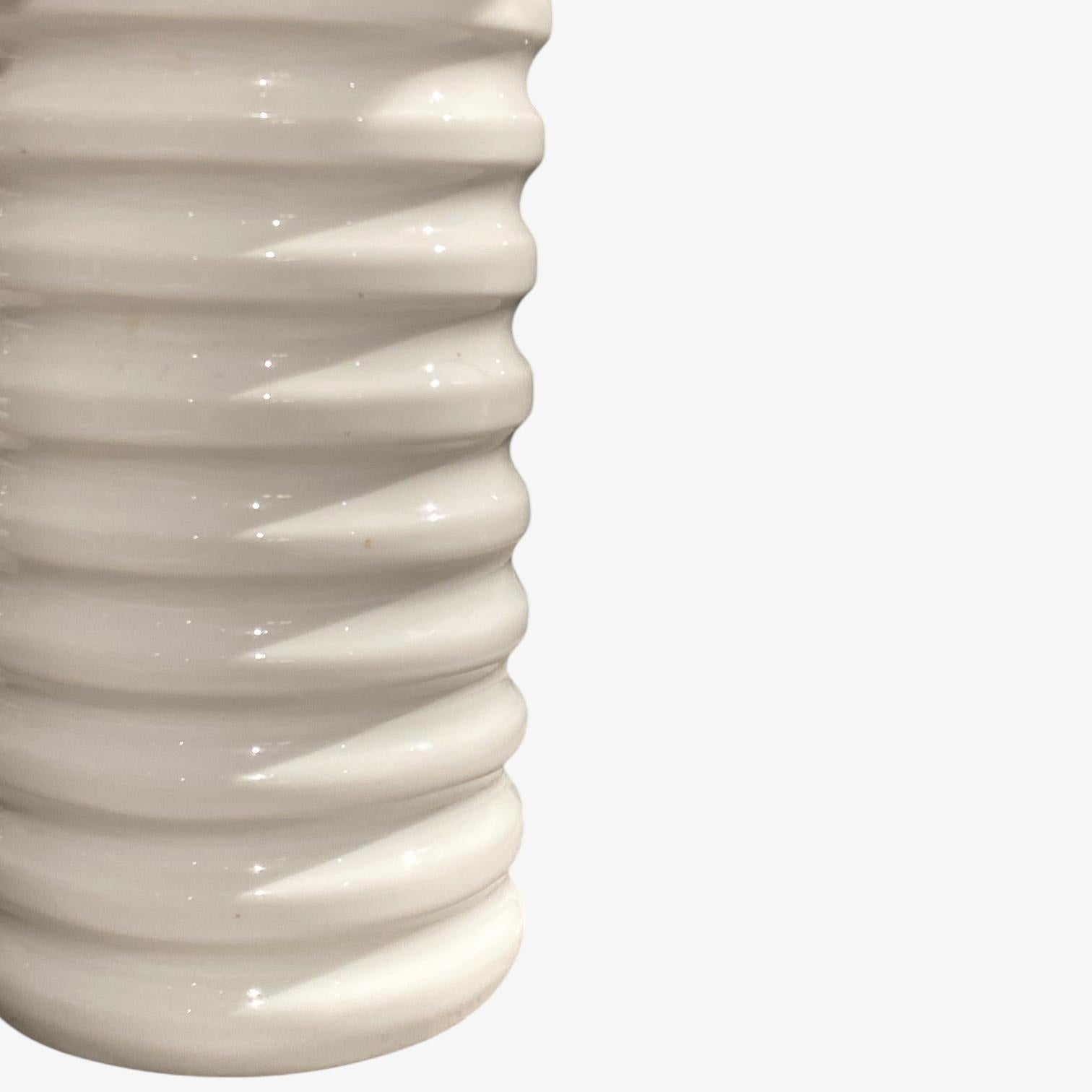 Table lamp in 'blanc de chine' porcelain with horizontal grooves and a new lampshade. Made in 1949. Signed in the bottom.

