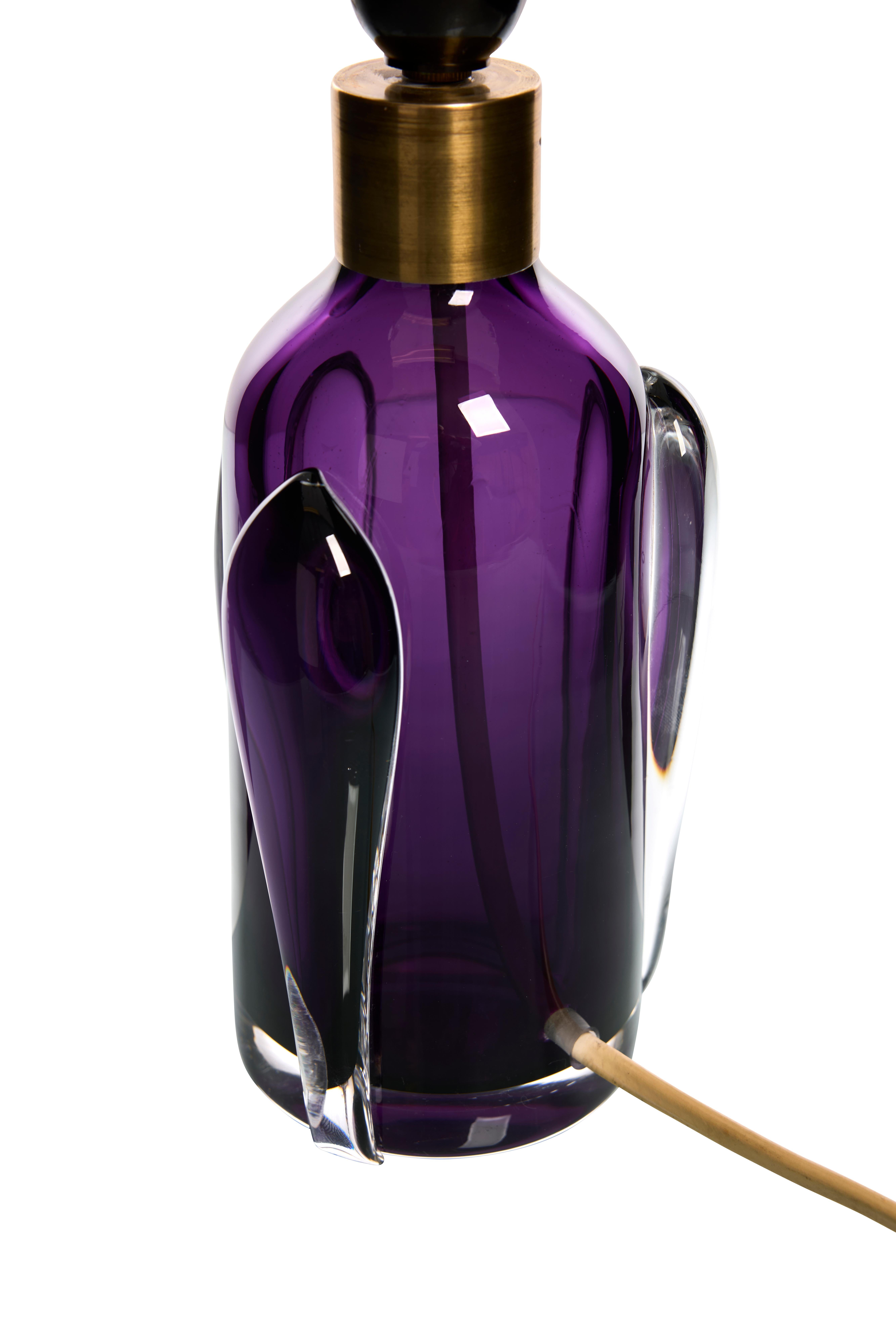 Mid-Century Modern Lampe de table en verre violet et transparent par Orrefors, Suède, années 1960 en vente